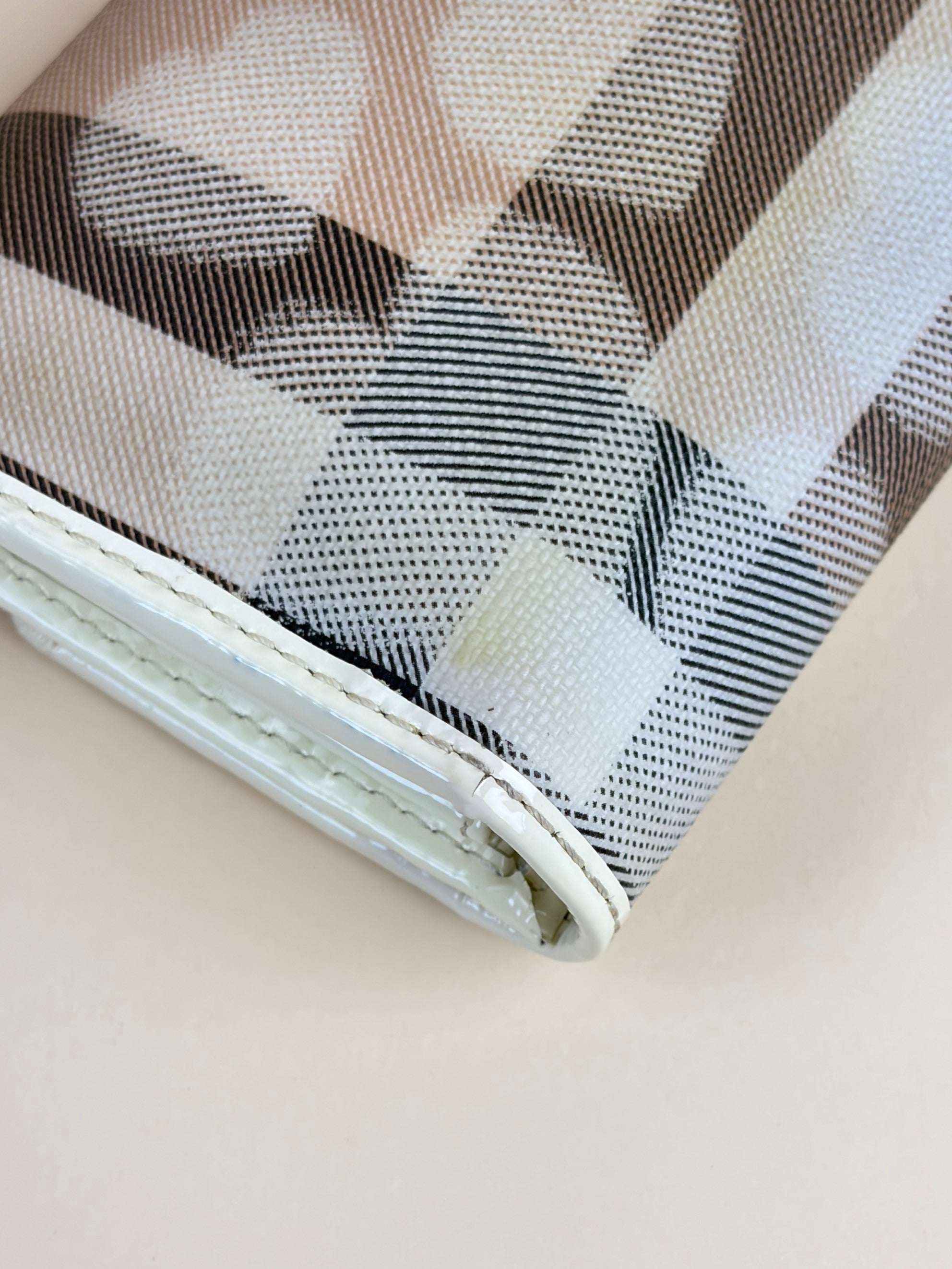 Burberry White Nova Check Heart Continental Wallet