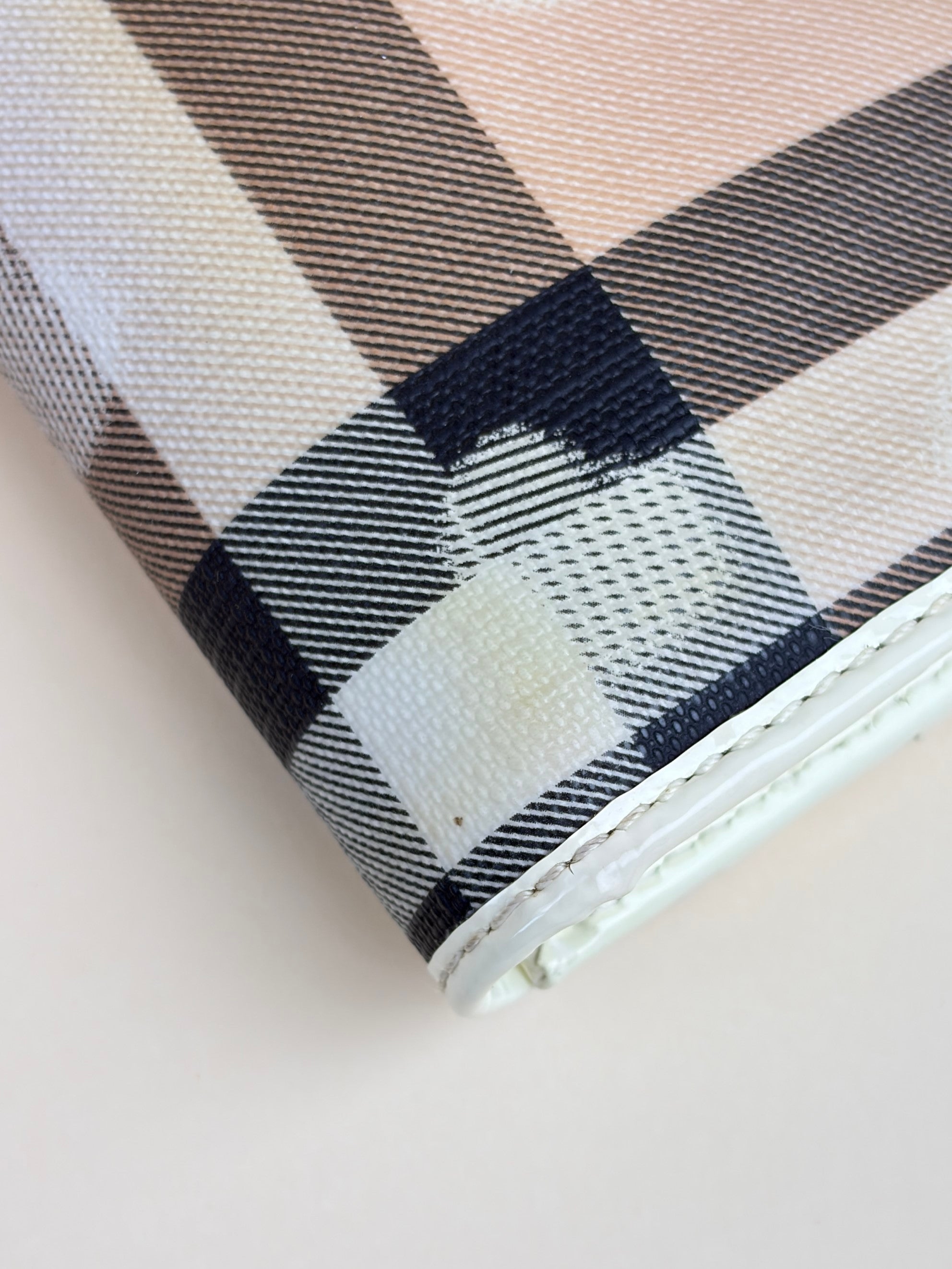 Burberry White Nova Check Heart Continental Wallet