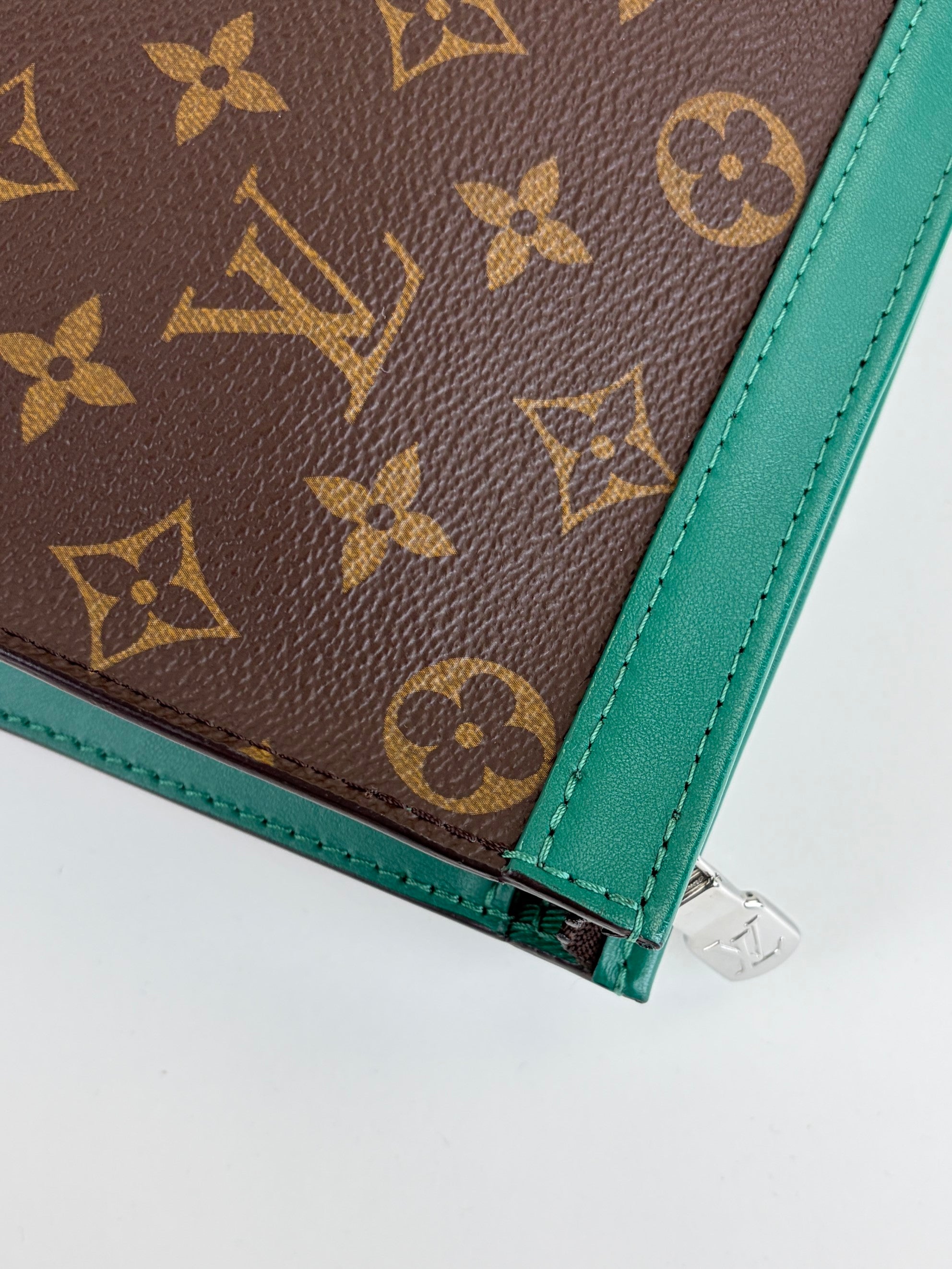 louis Vuitton voyage MM pochette green with invoice