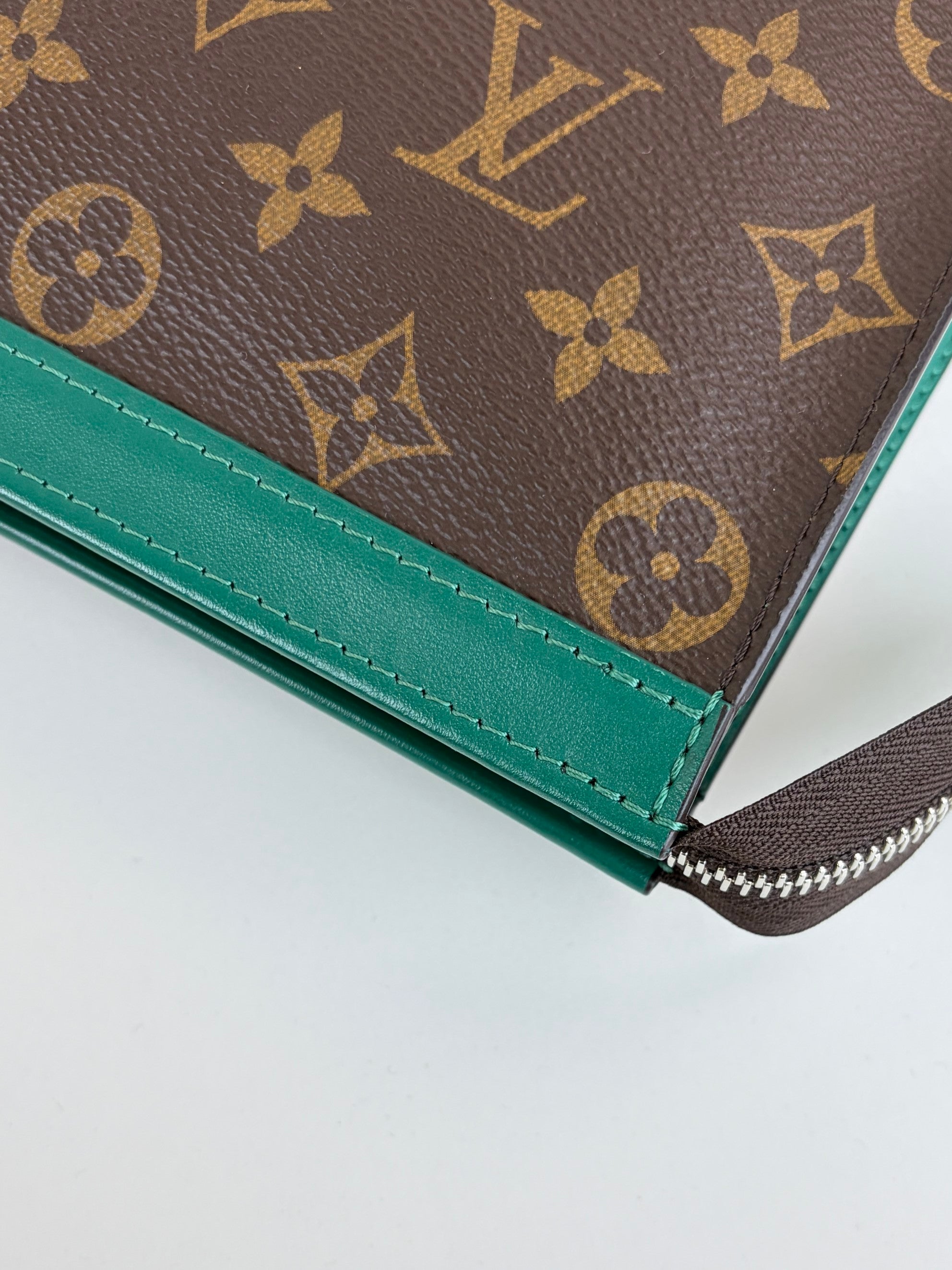 louis Vuitton voyage MM pochette green with invoice