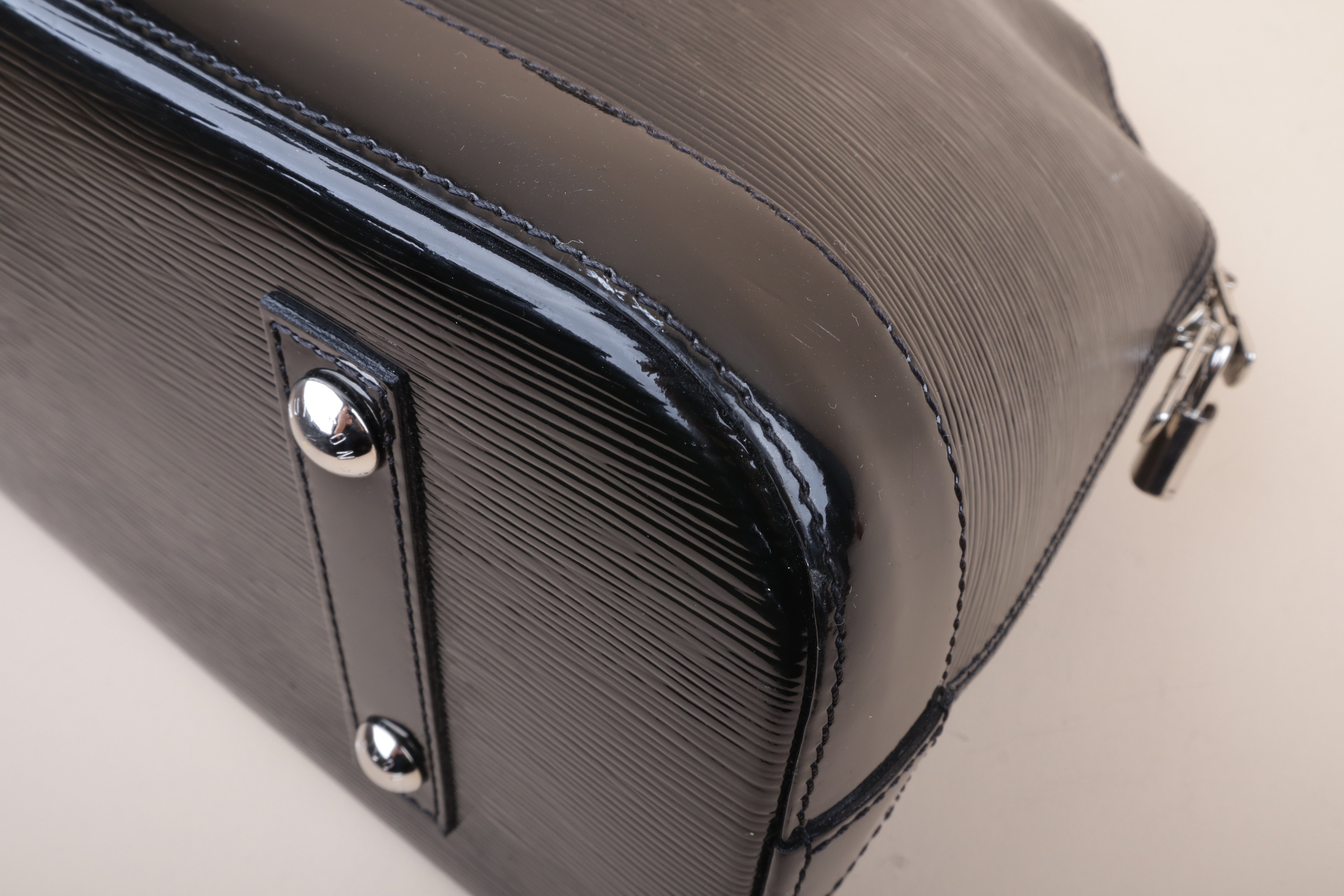 Louis Vuitton Black Vernis Alma epi MM