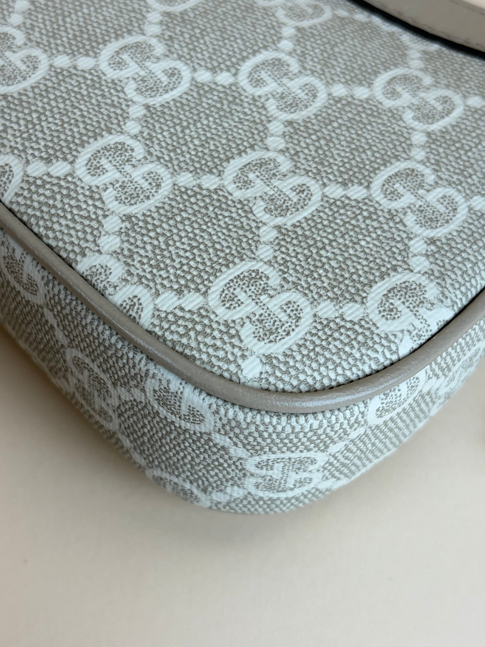 Gucci beige and white gg supreme canvas Ophidia mini bag