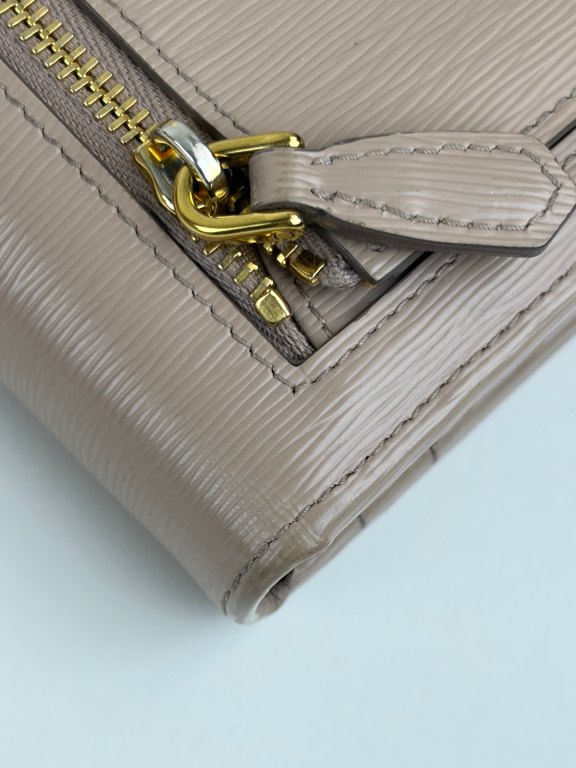 Prada cameo vitello move leather triangle logo continental long wallet