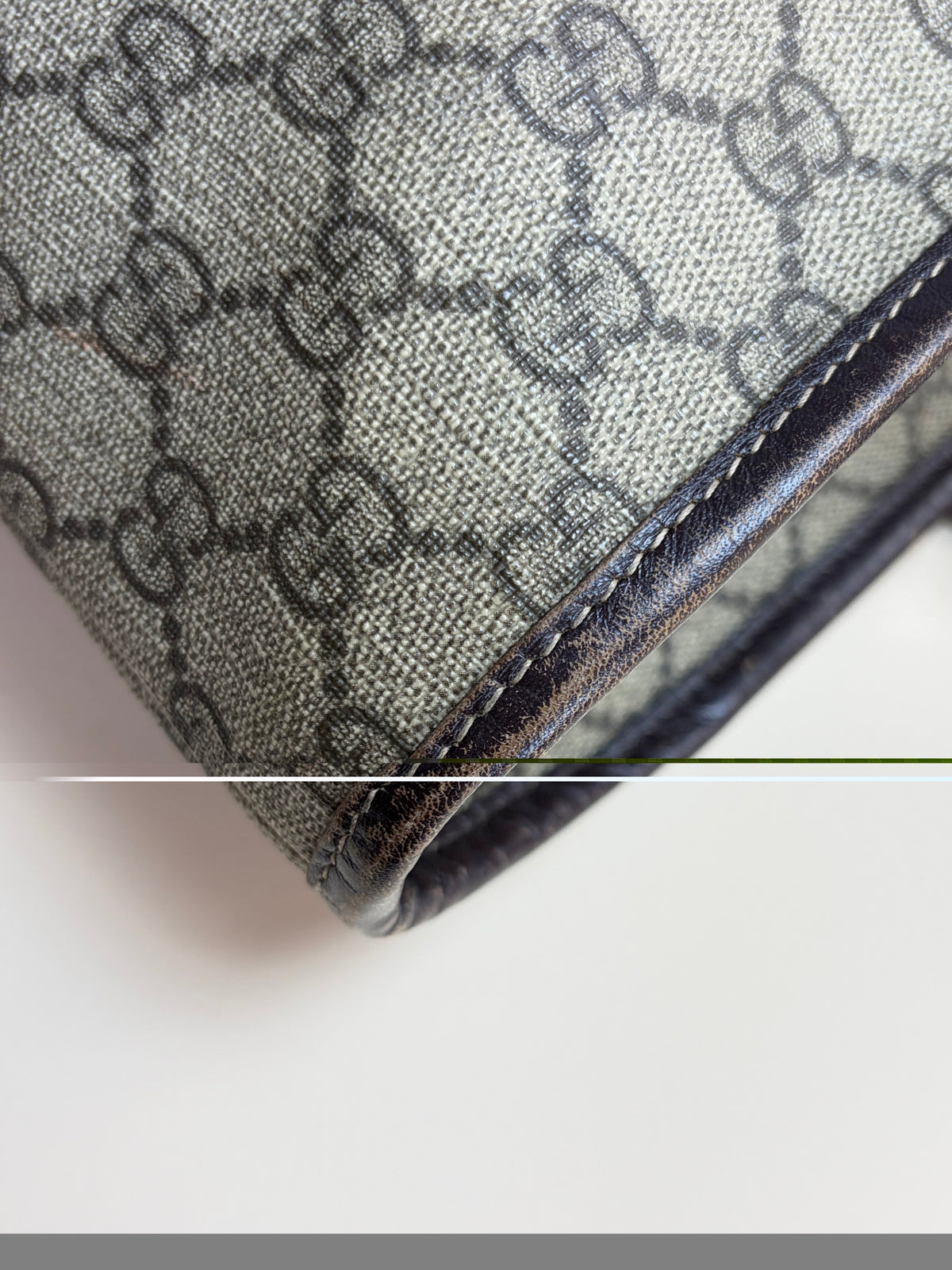 Gucci gg supreme monogram canvas zippered medium