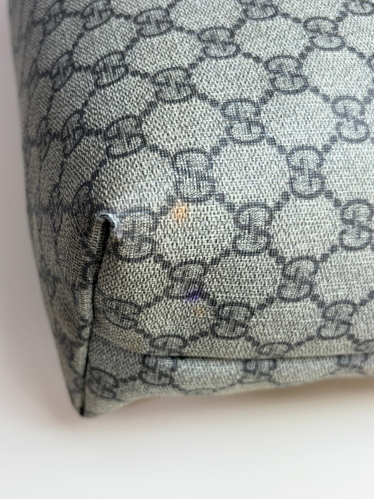 Gucci gg supreme monogram canvas zippered medium