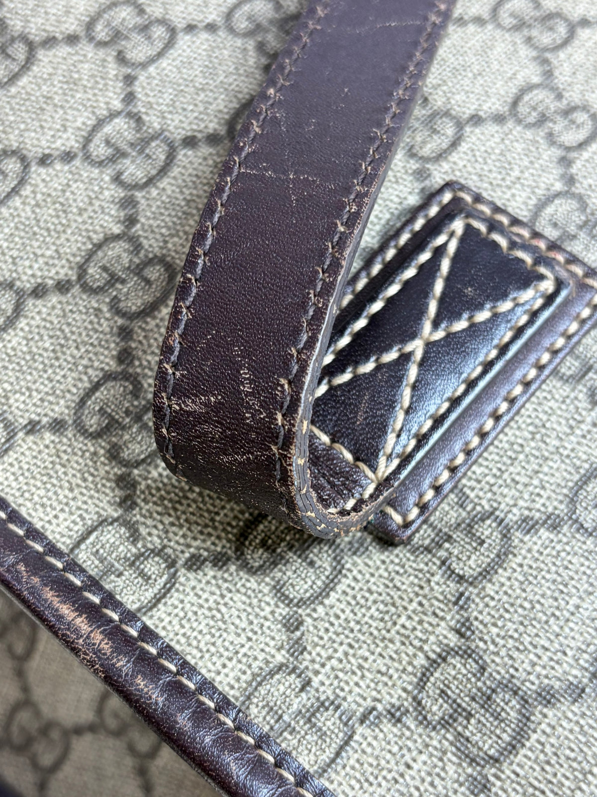 Gucci gg supreme monogram canvas zippered medium
