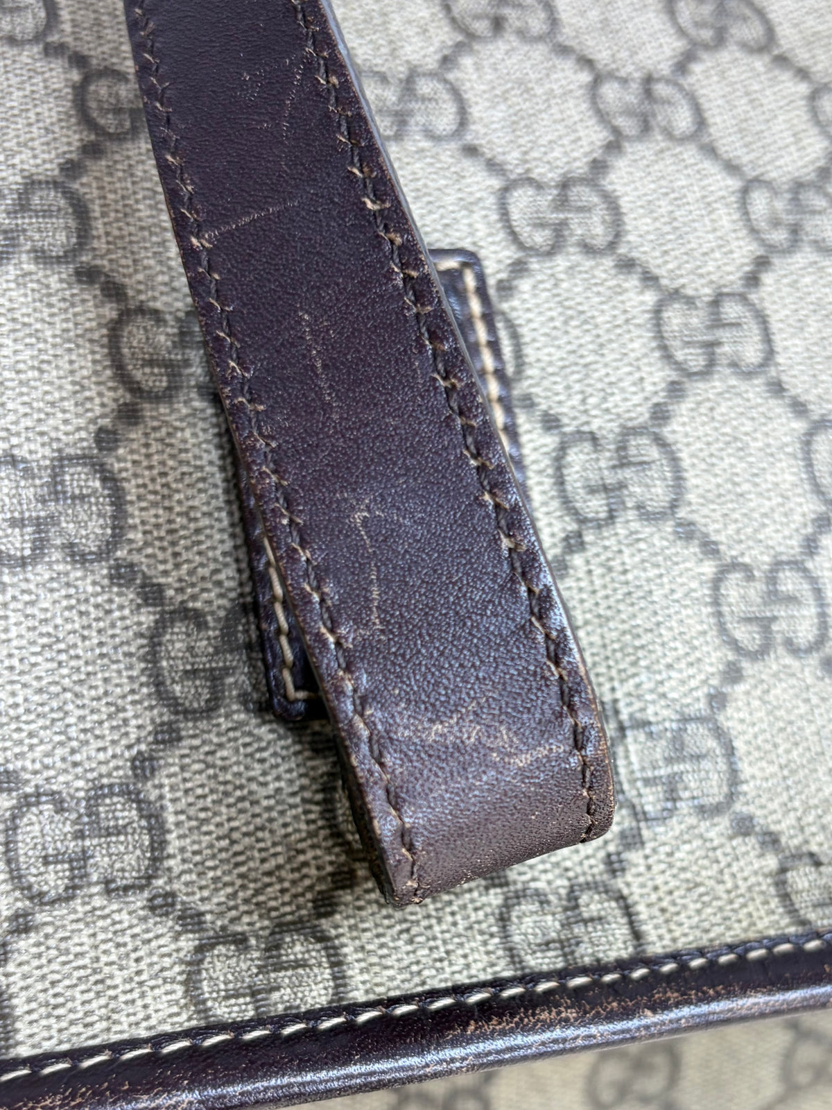 Gucci gg supreme monogram canvas zippered medium