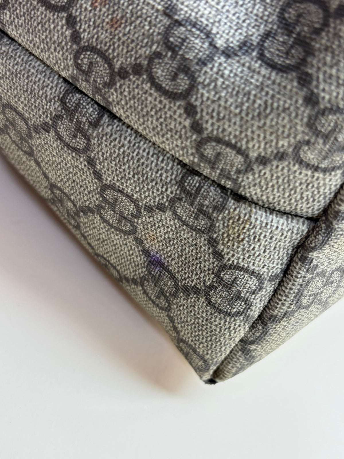 Gucci gg supreme monogram canvas zippered medium