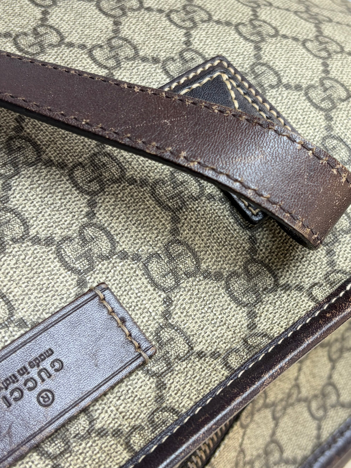 Gucci gg supreme monogram canvas zippered medium