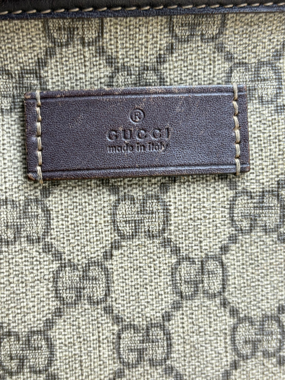 Gucci gg supreme monogram canvas zippered medium