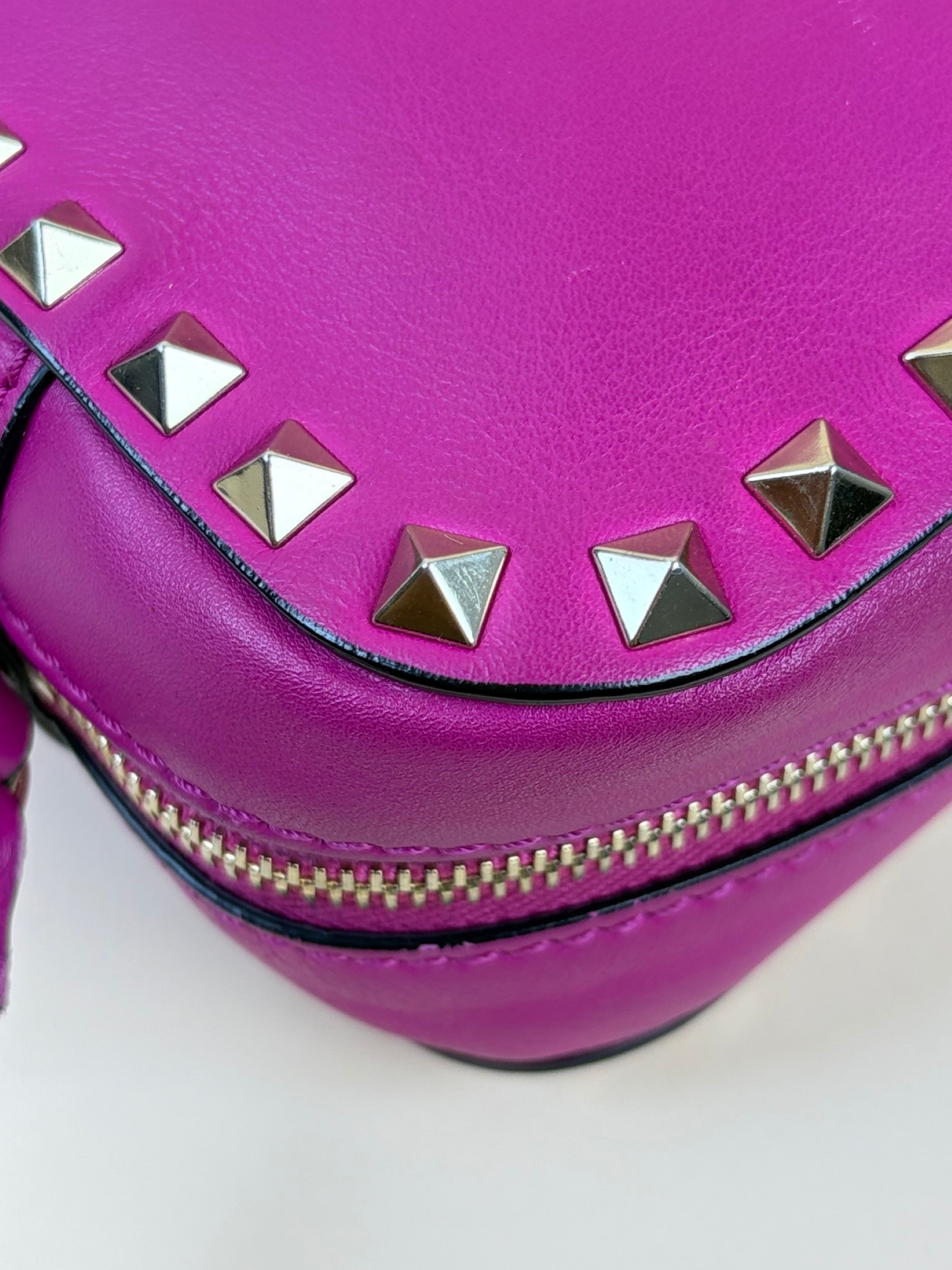 Valentino gravani fushia leather rock studded cross body camera bag