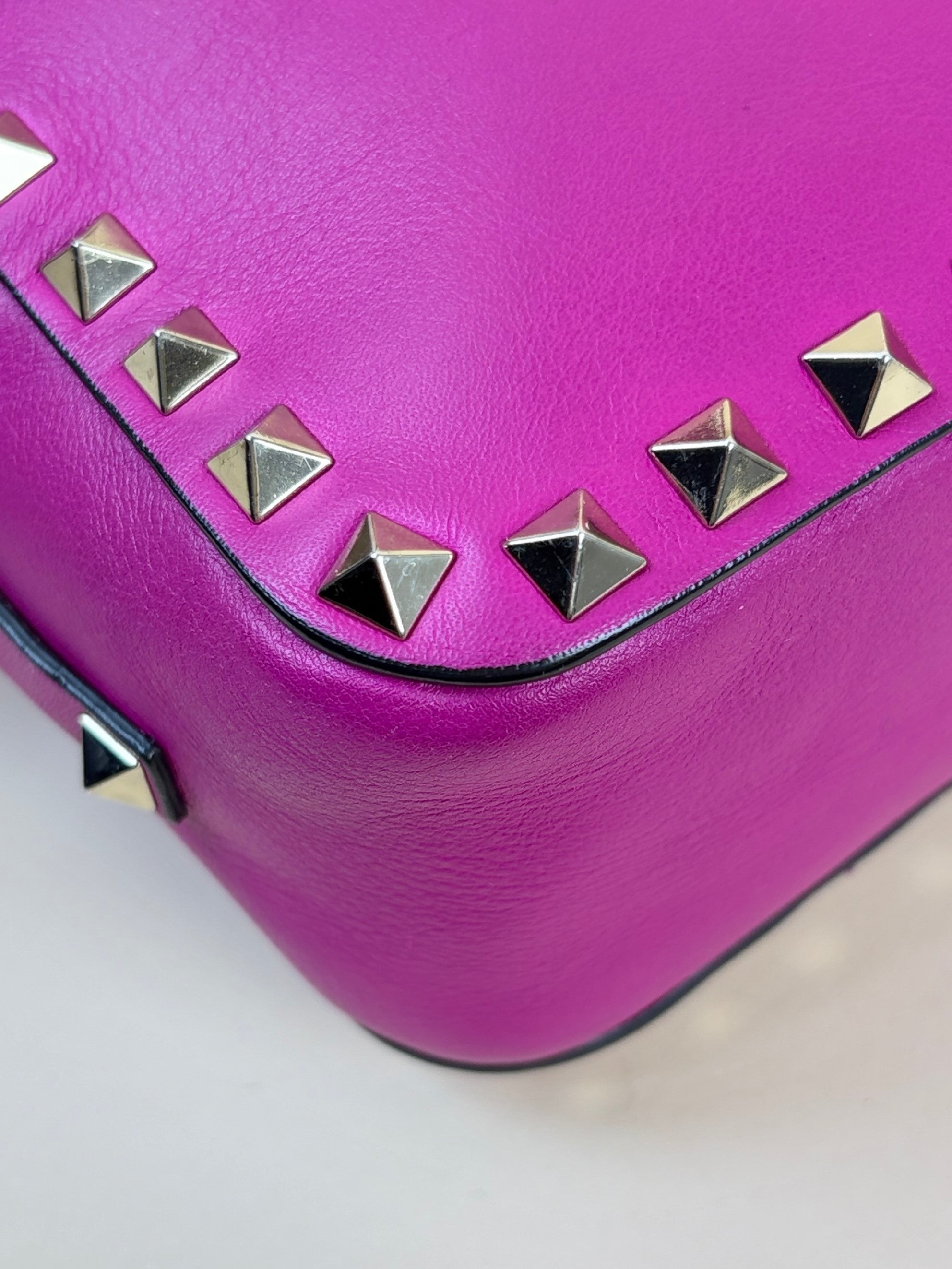 Valentino gravani fushia leather rock studded cross body camera bag