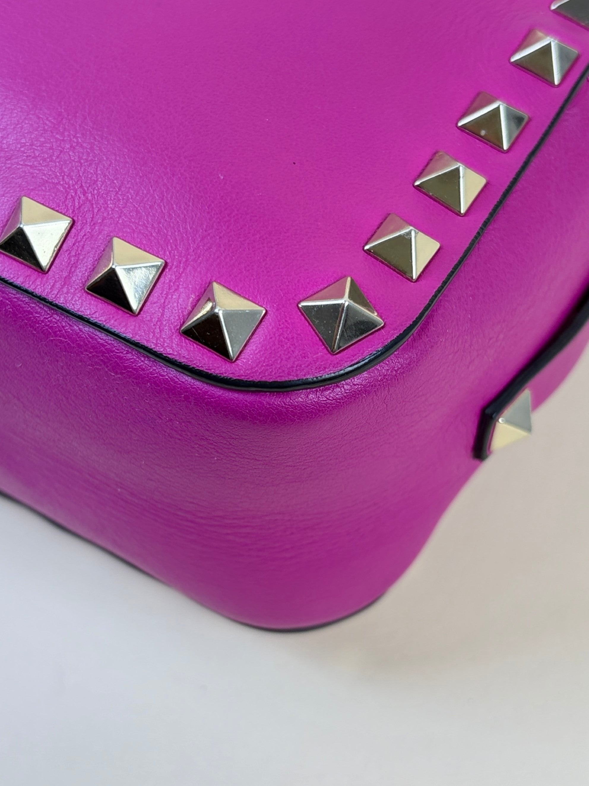 Valentino gravani fushia leather rock studded cross body camera bag