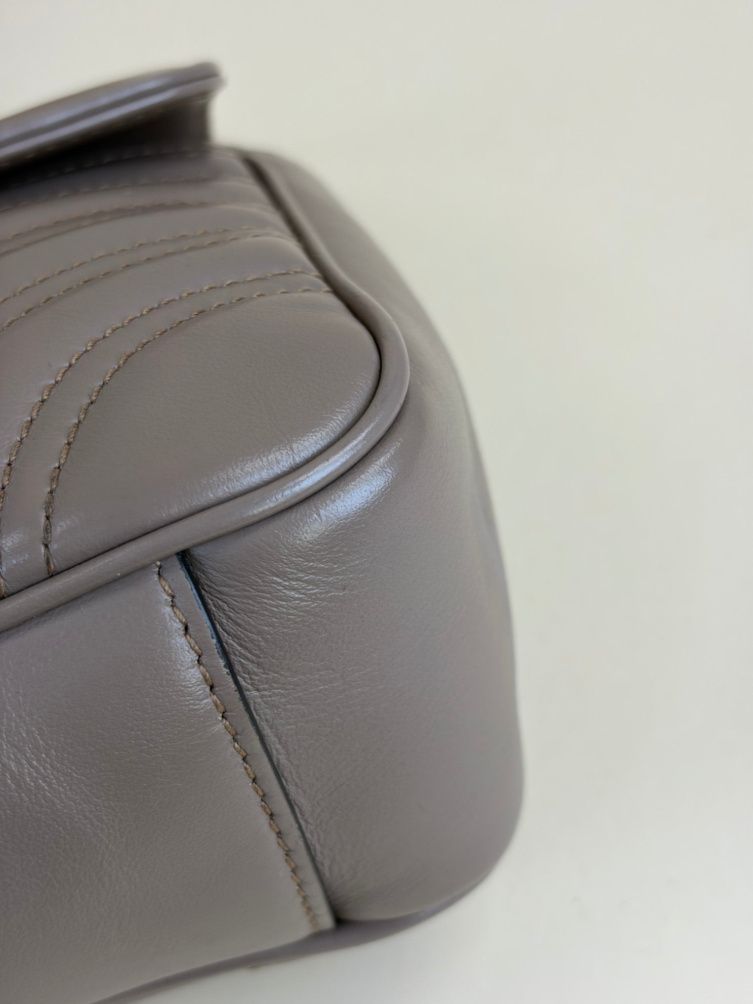 Gucci beige GG Marmont medium