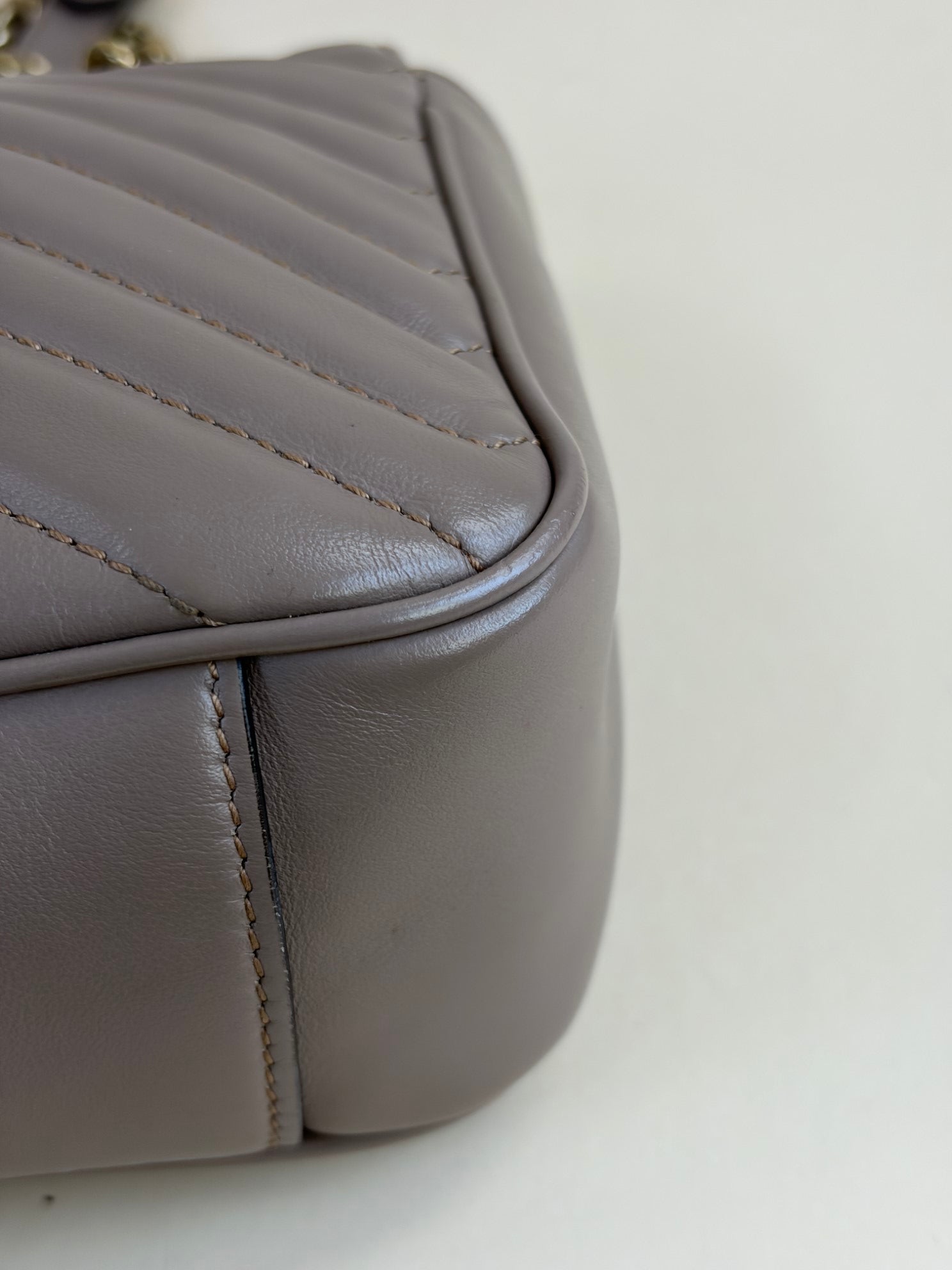 Gucci beige GG Marmont medium