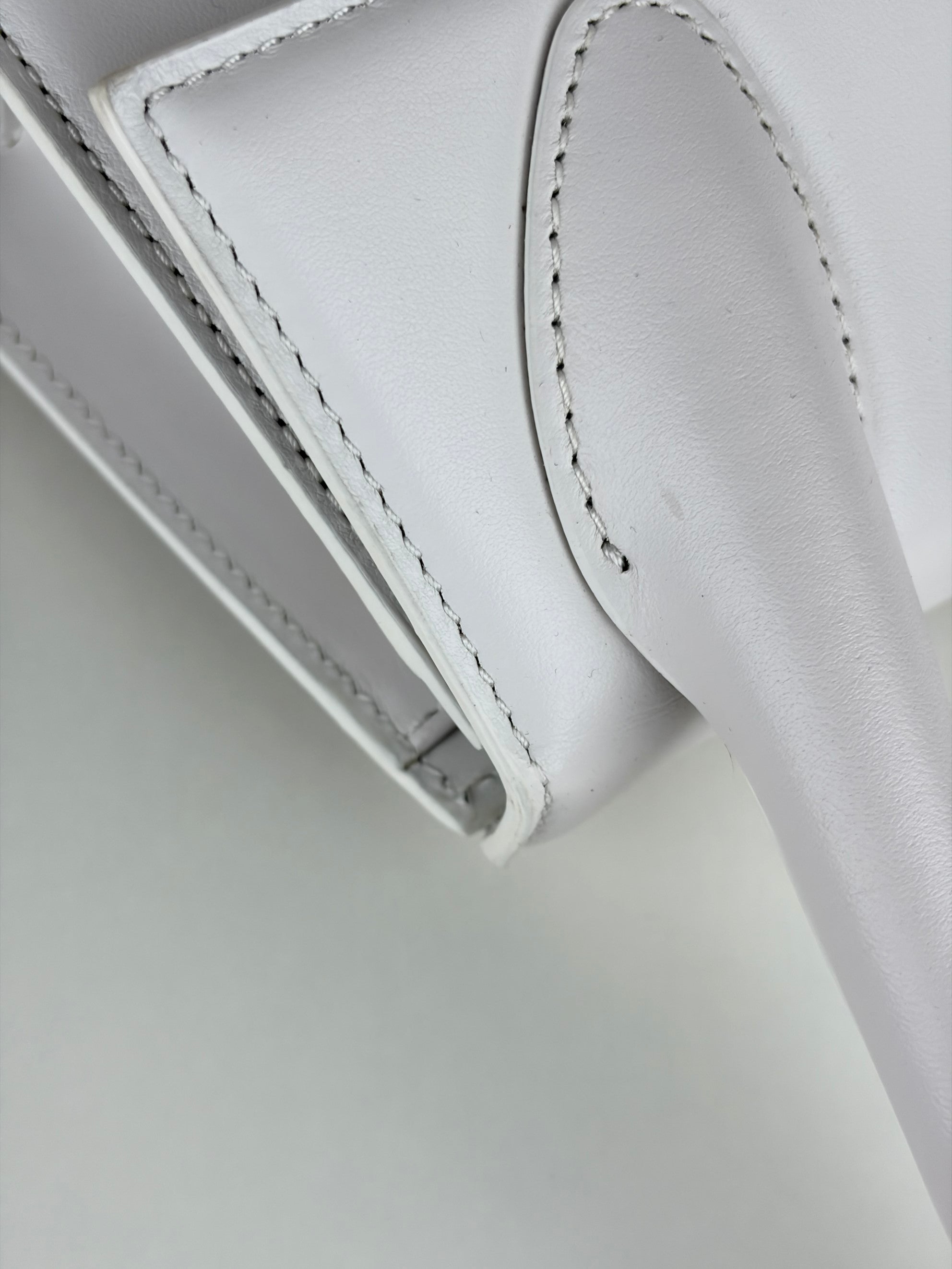 Jacquemus white leather the medium Chiqui to handbag