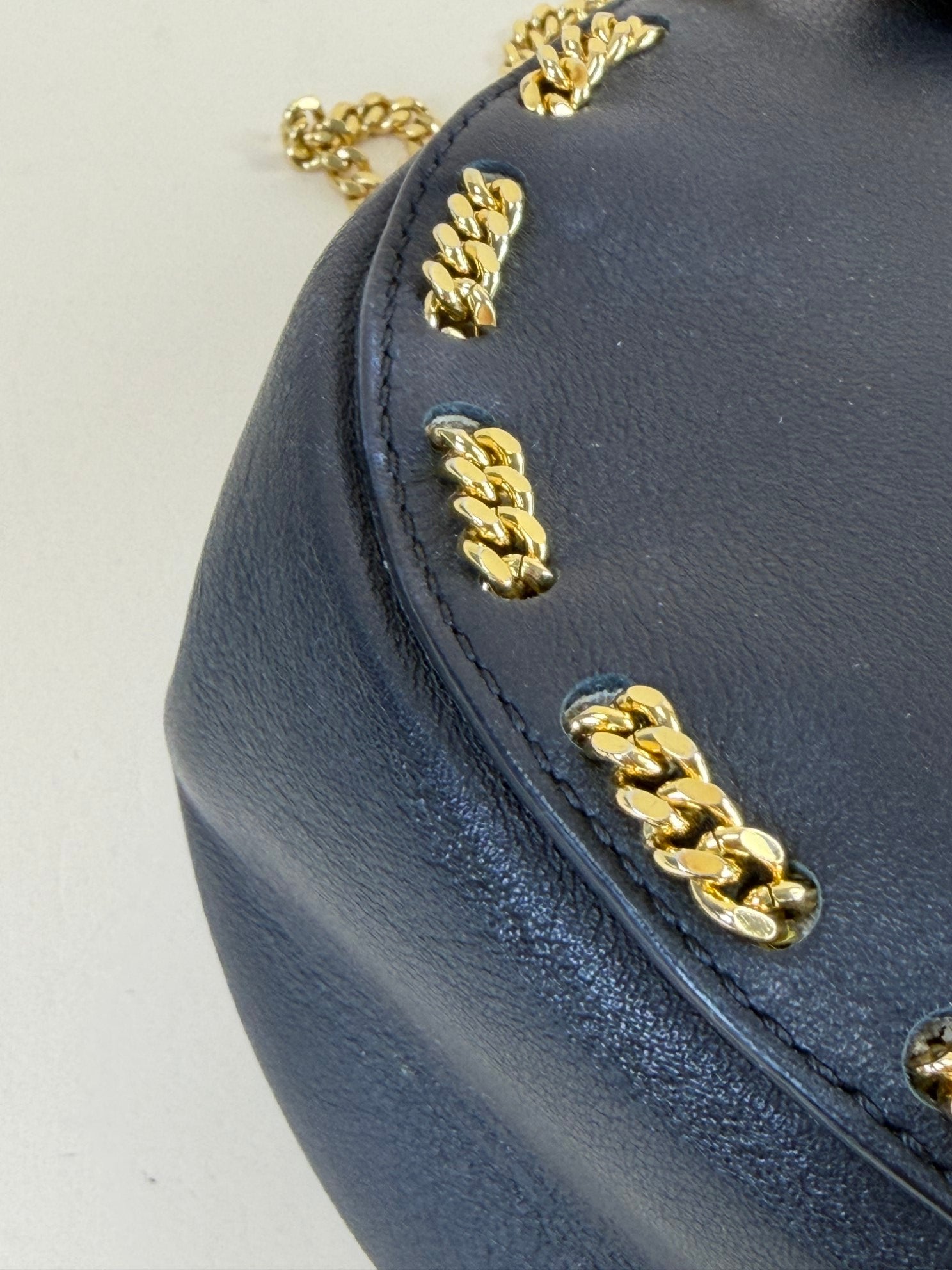 Chloe drew medium chain around