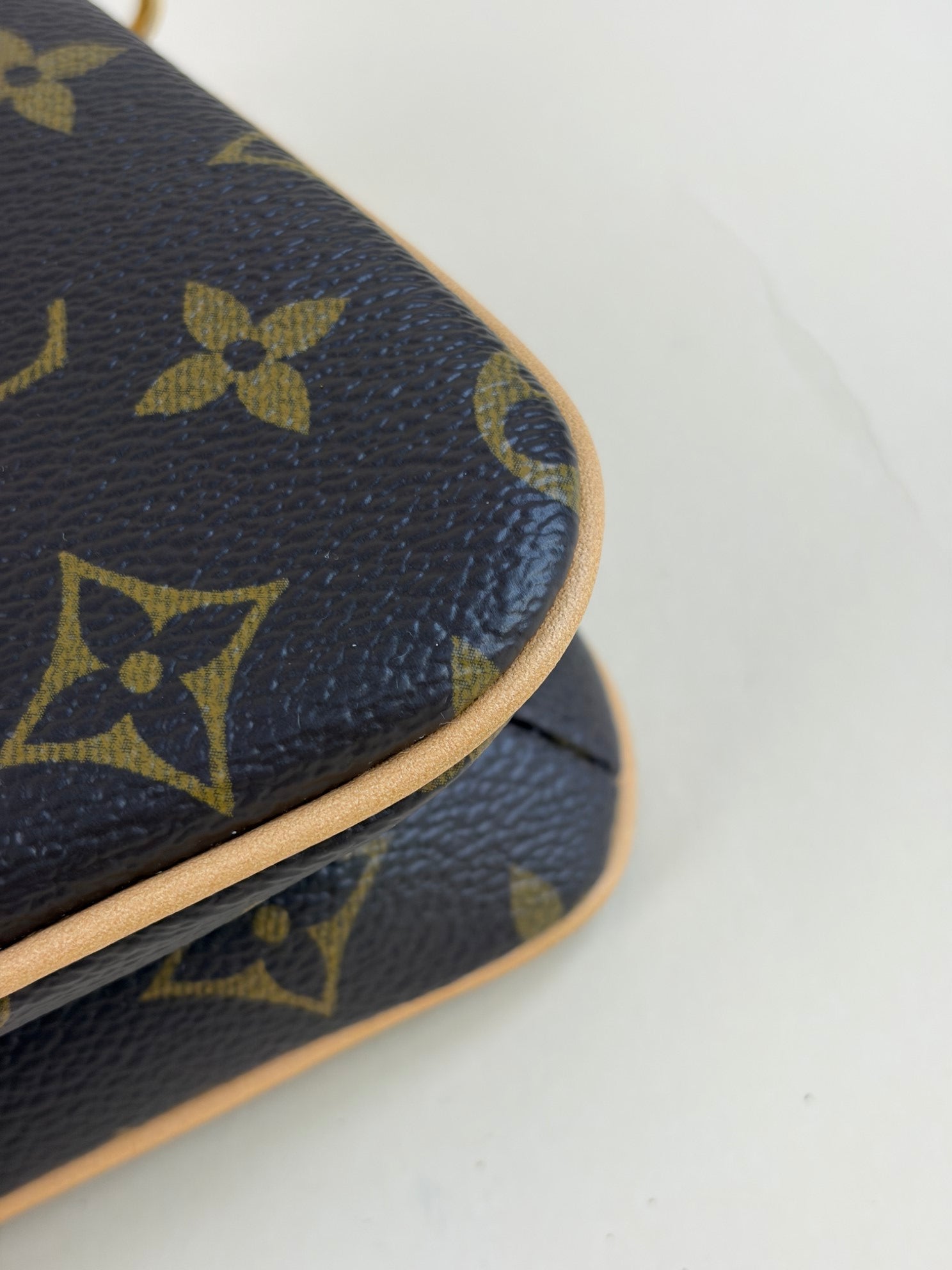 Louis Vuitton Monogram Pochette Liv Handbag