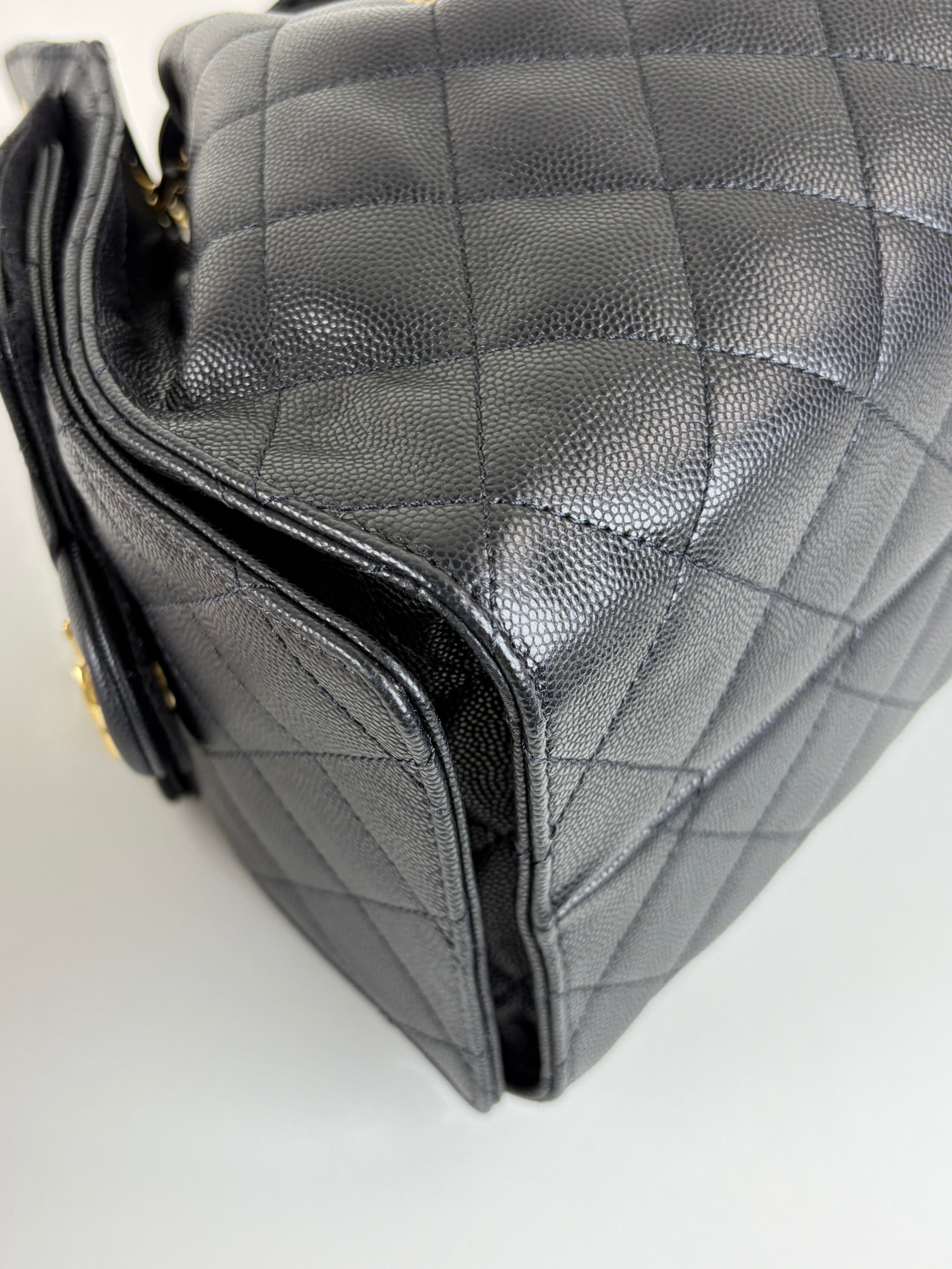 Chanel black caviar leather Chanel 25 small hand bag