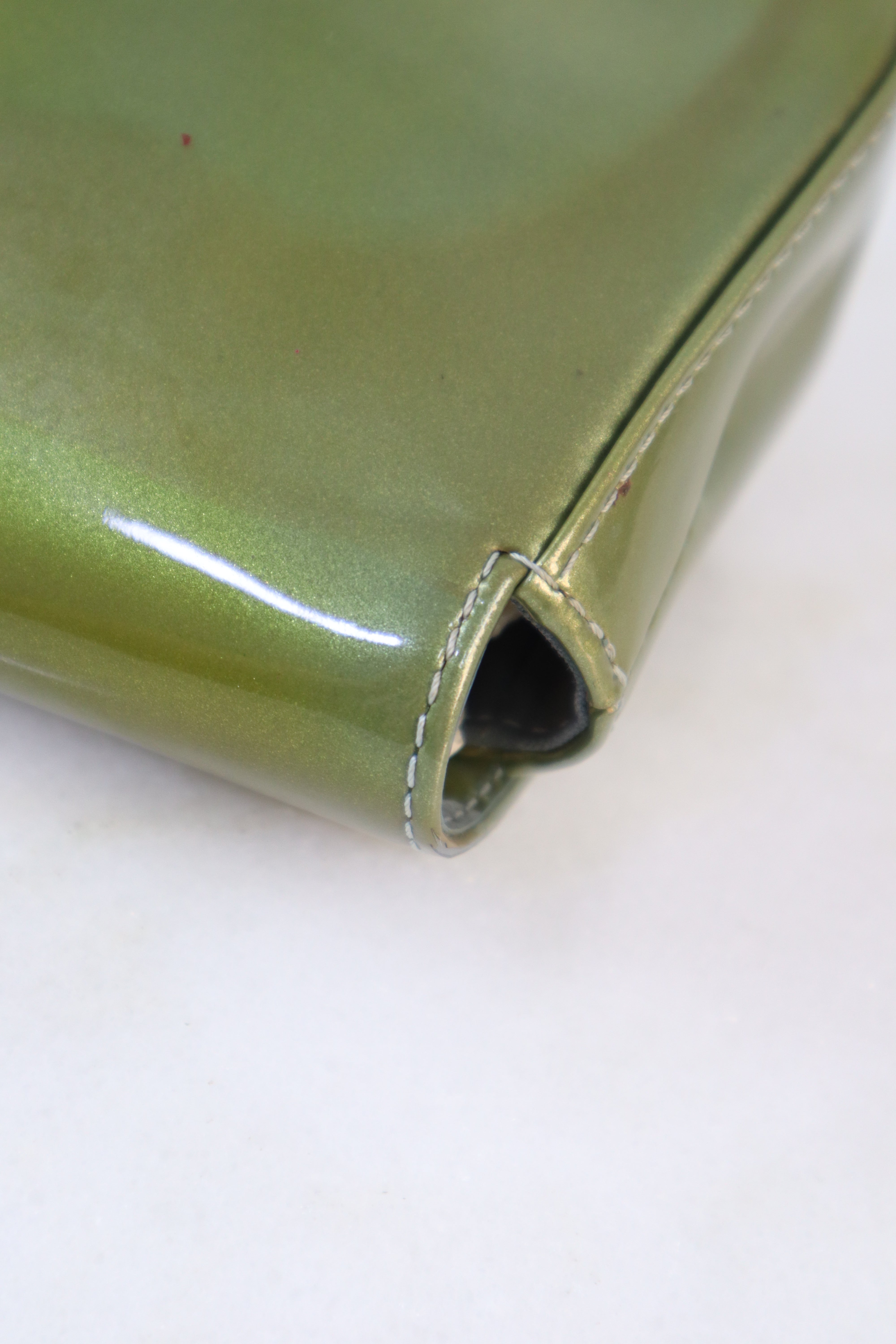 Louis Vuitton Olive Vernis Sobe Clutch