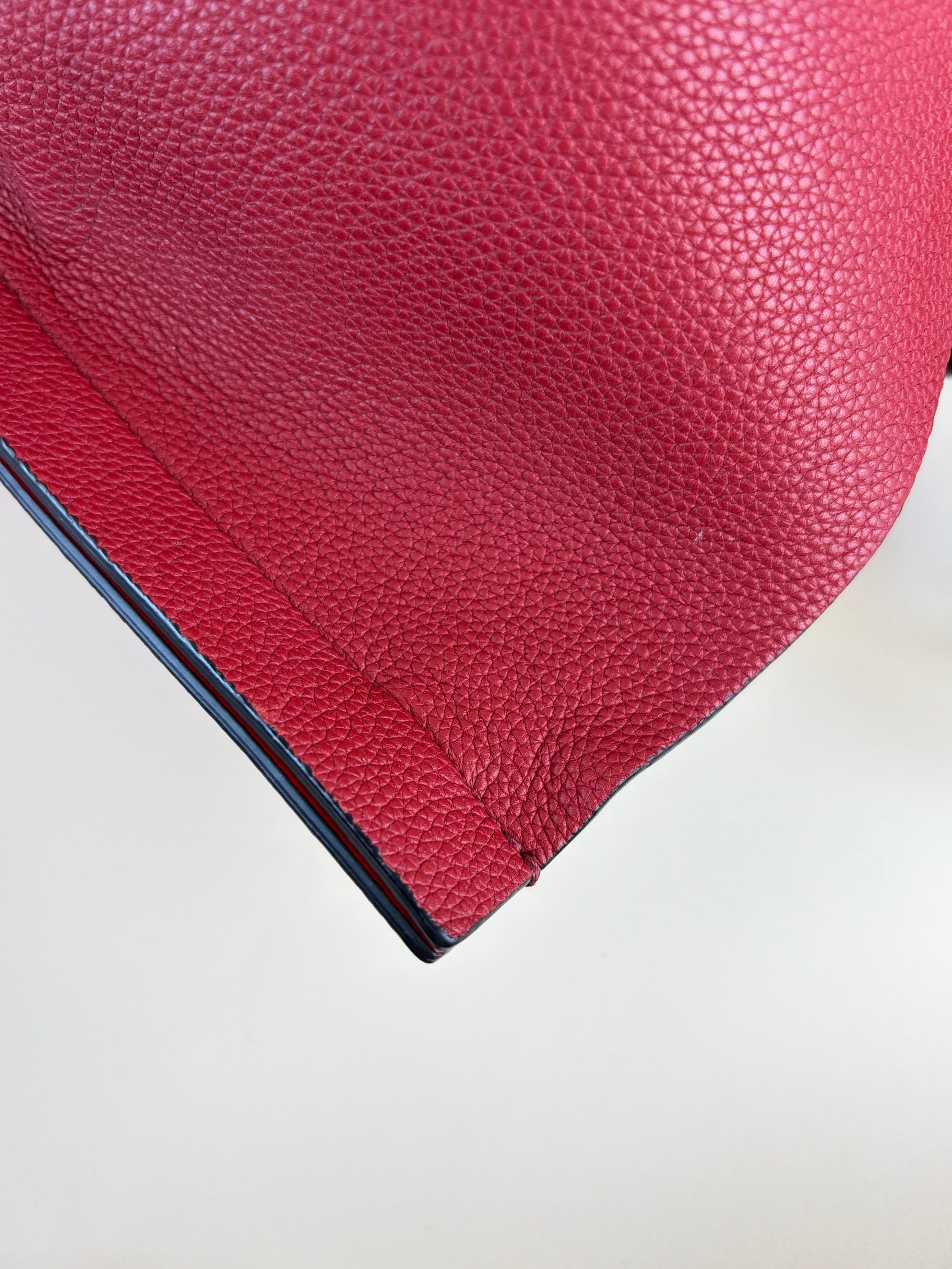 Valentino red v logo escape medium