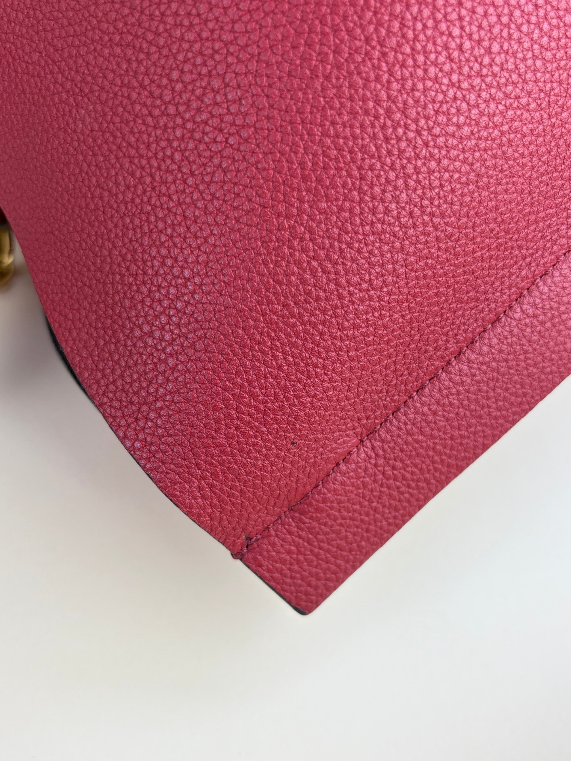Valentino red v logo escape medium