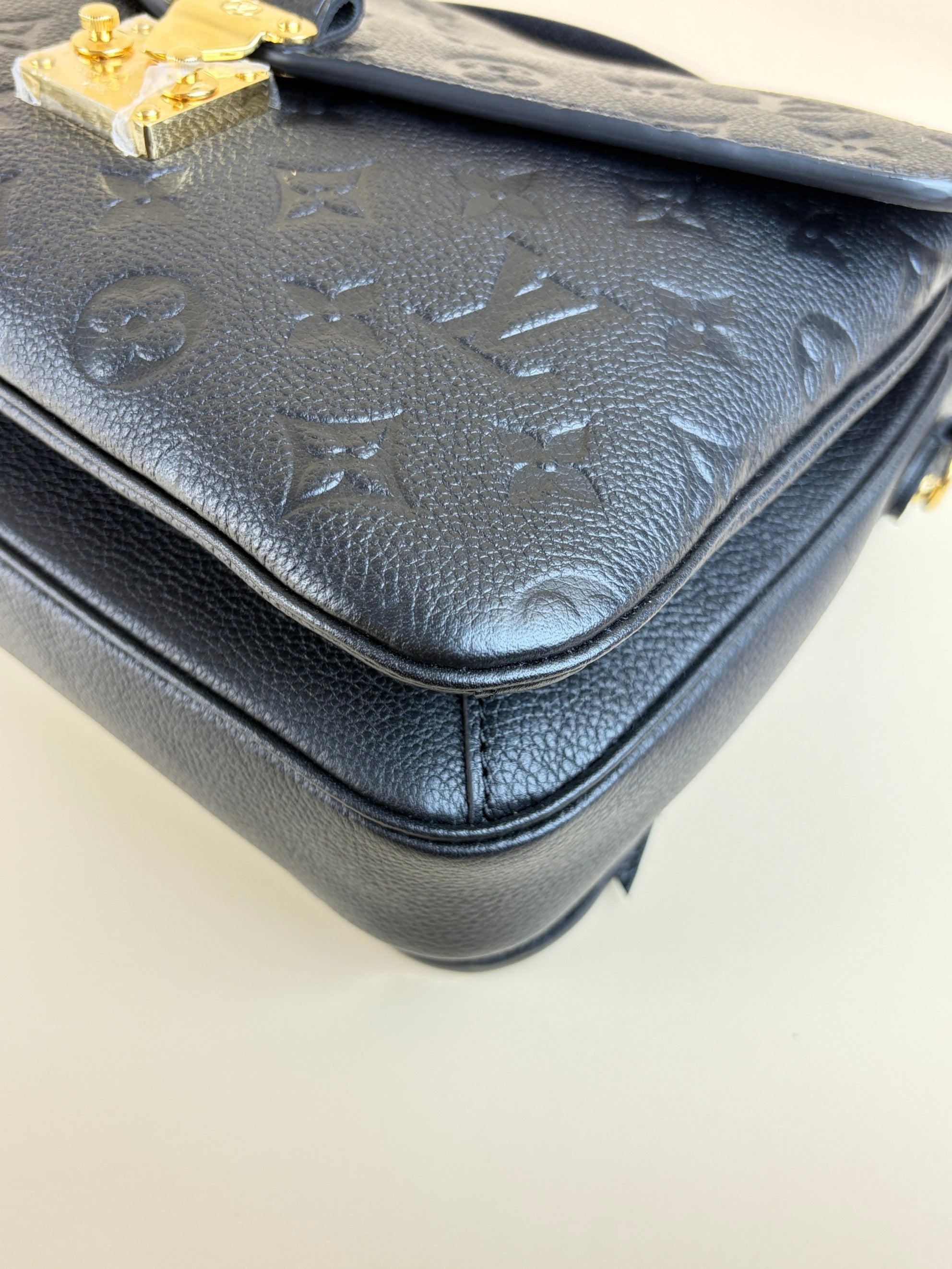 louis Vuitton black pochette Metis monogram imprinted leather