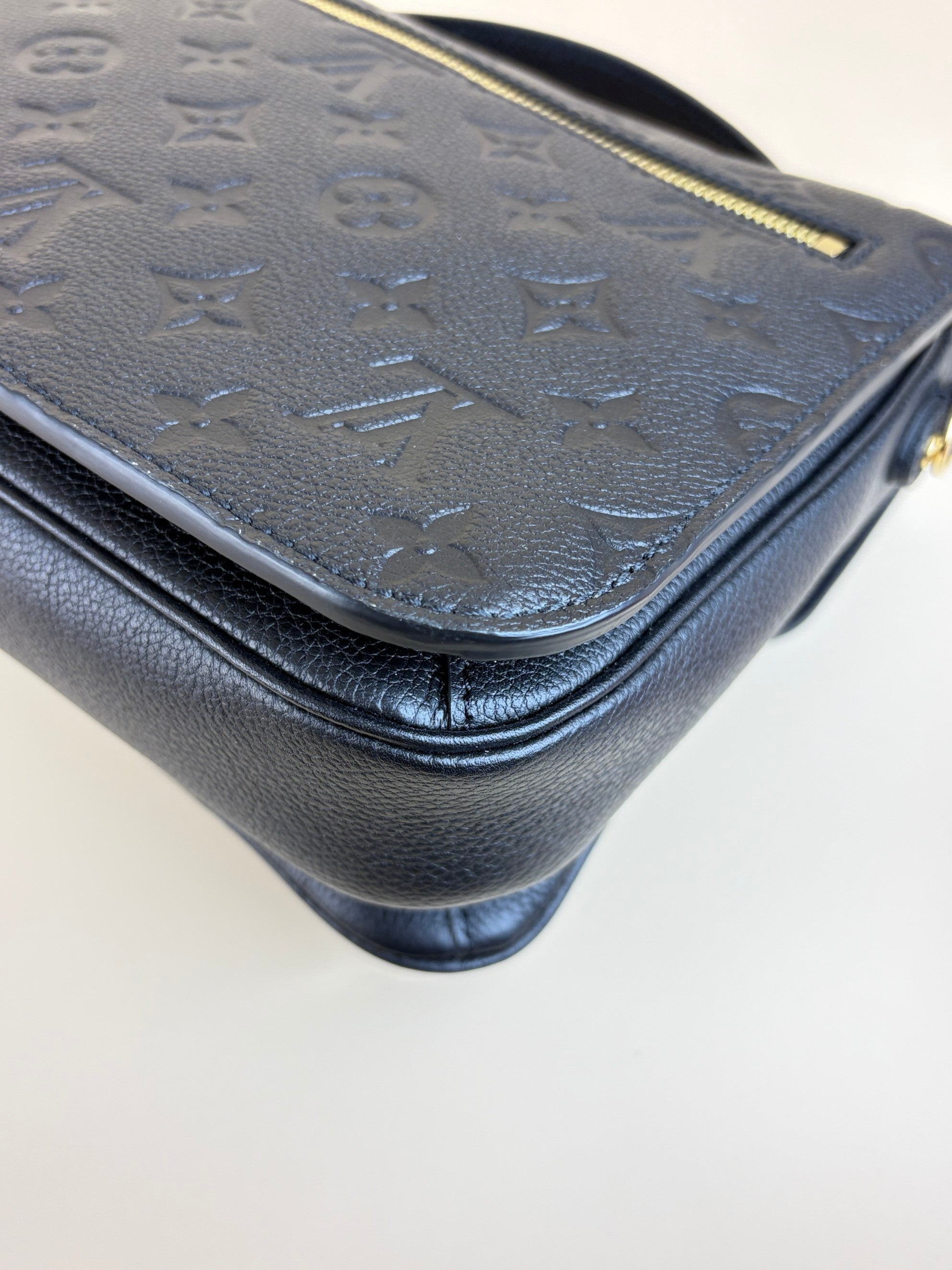 louis Vuitton black pochette Metis monogram imprinted leather