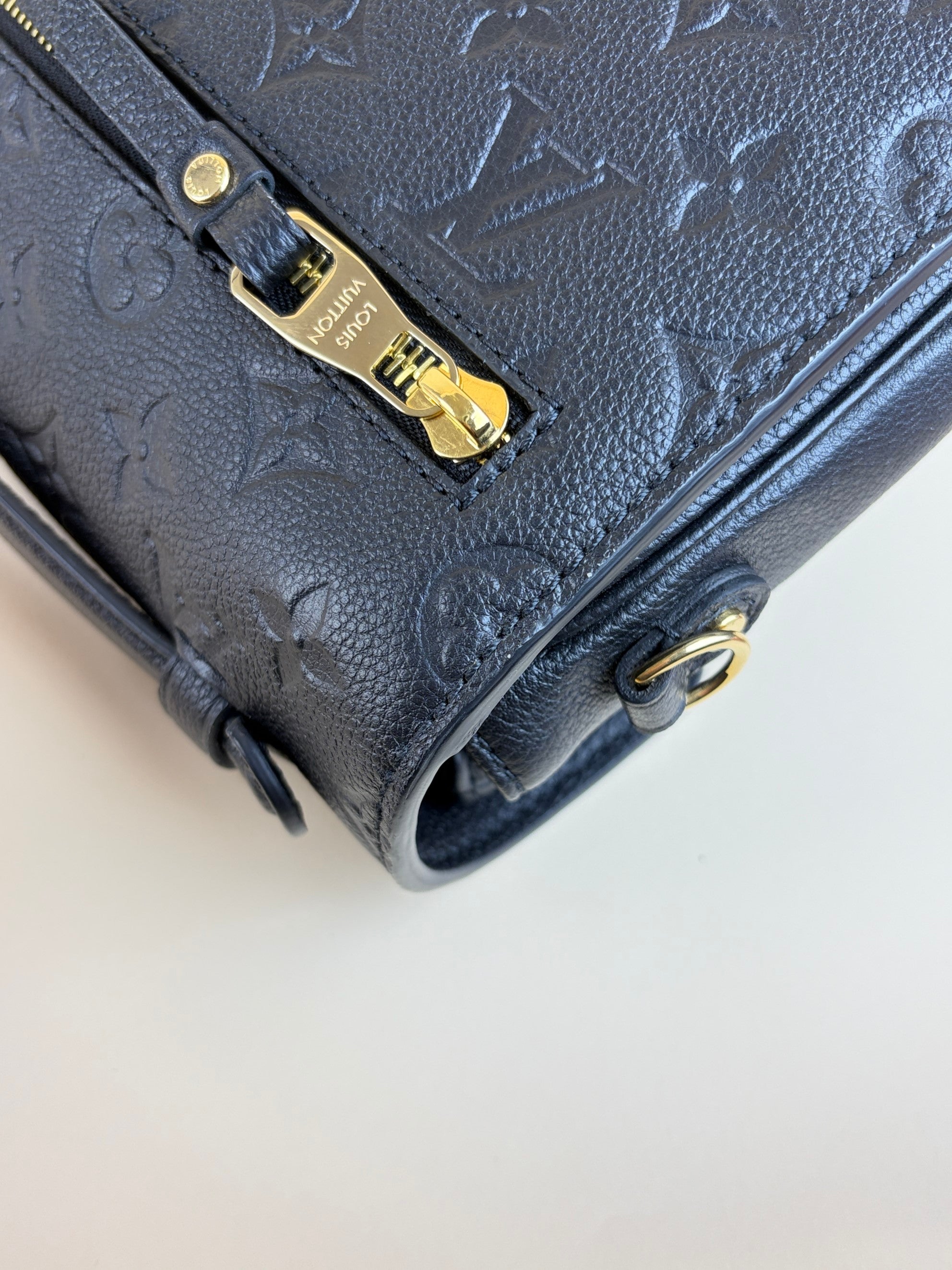 louis Vuitton black pochette Metis monogram imprinted leather