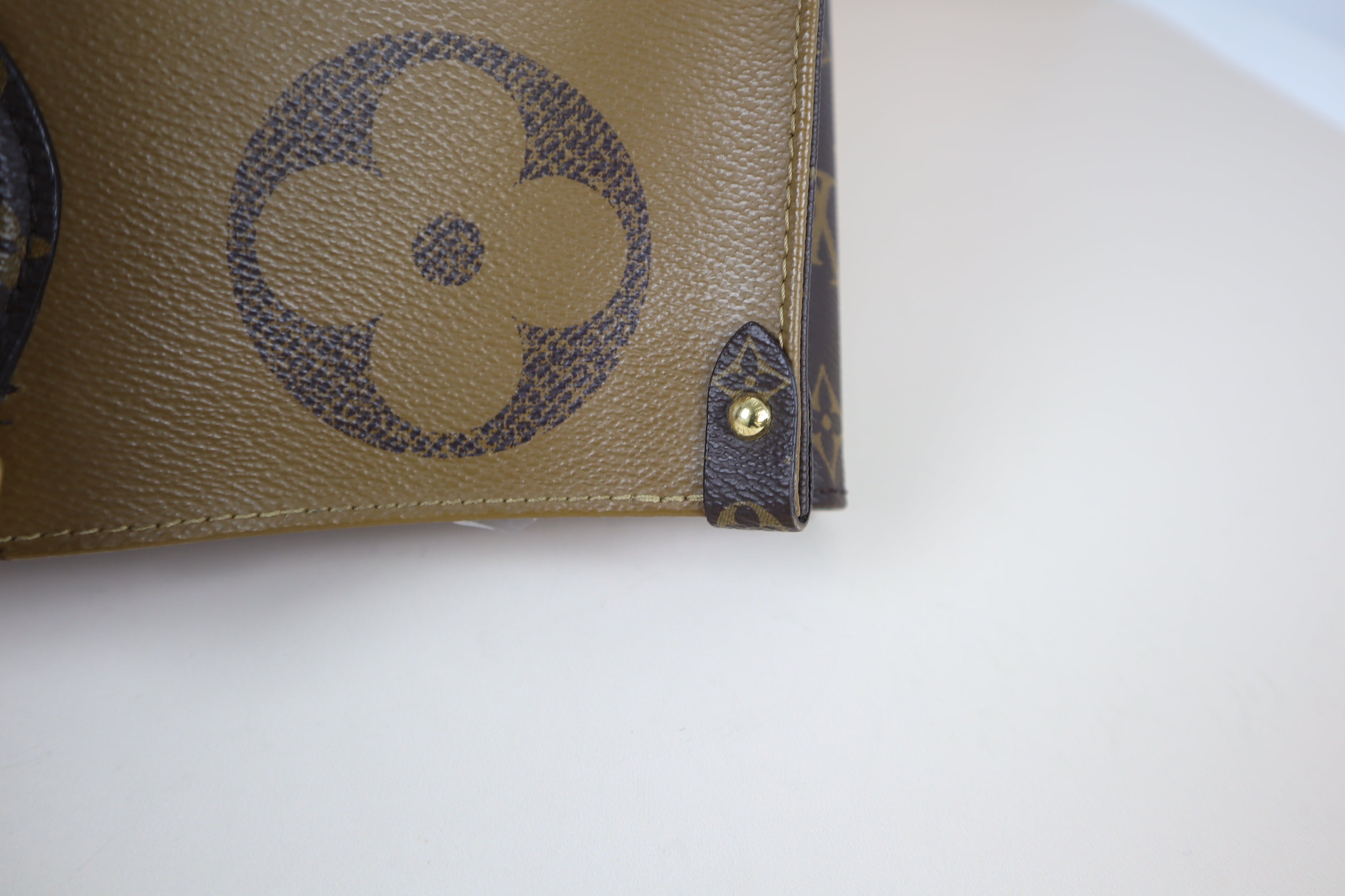 Louis Vuitton monogram Onthego GM Bag with Black Handle