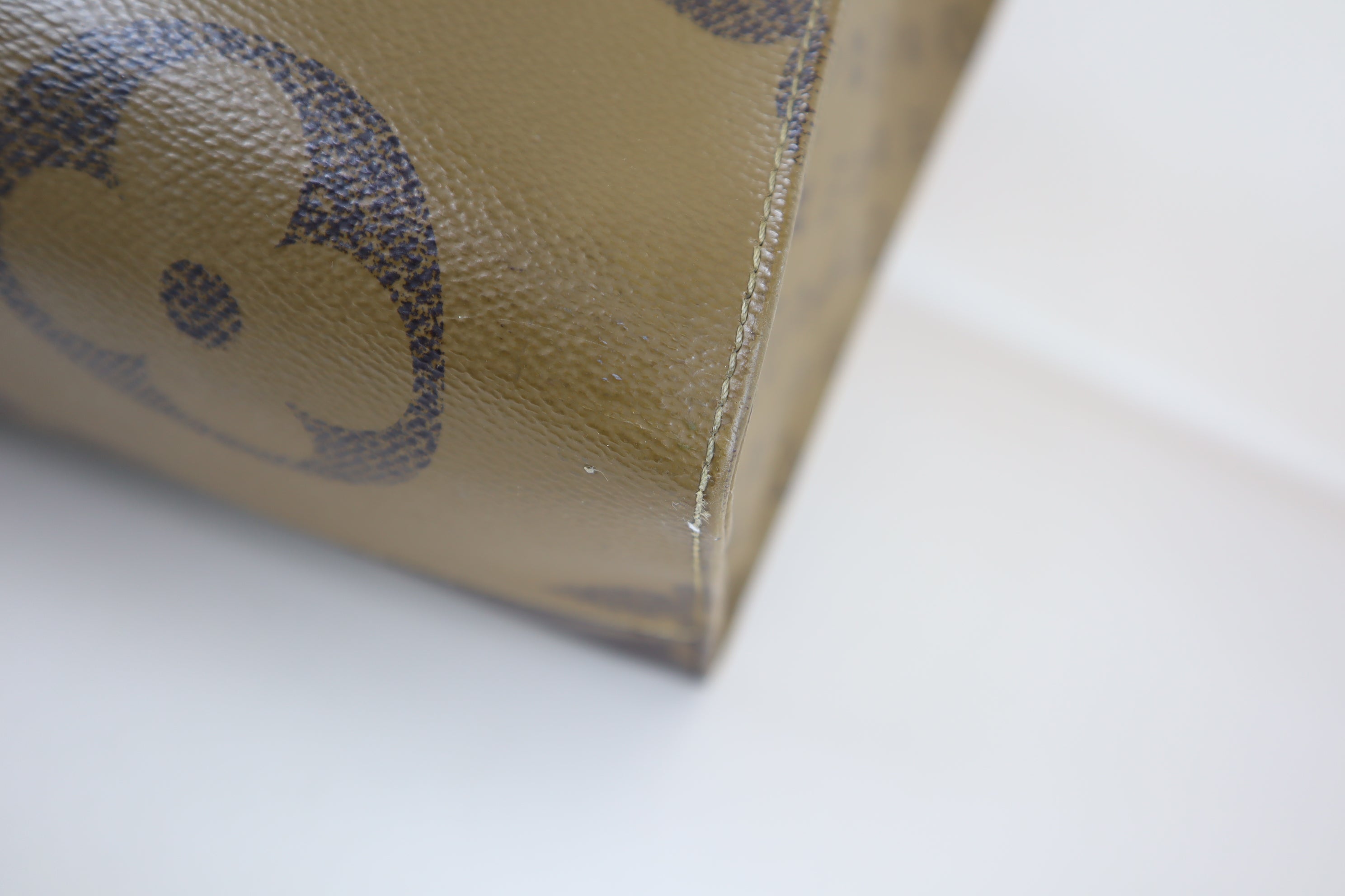 Louis Vuitton monogram Onthego GM Bag with Black Handle