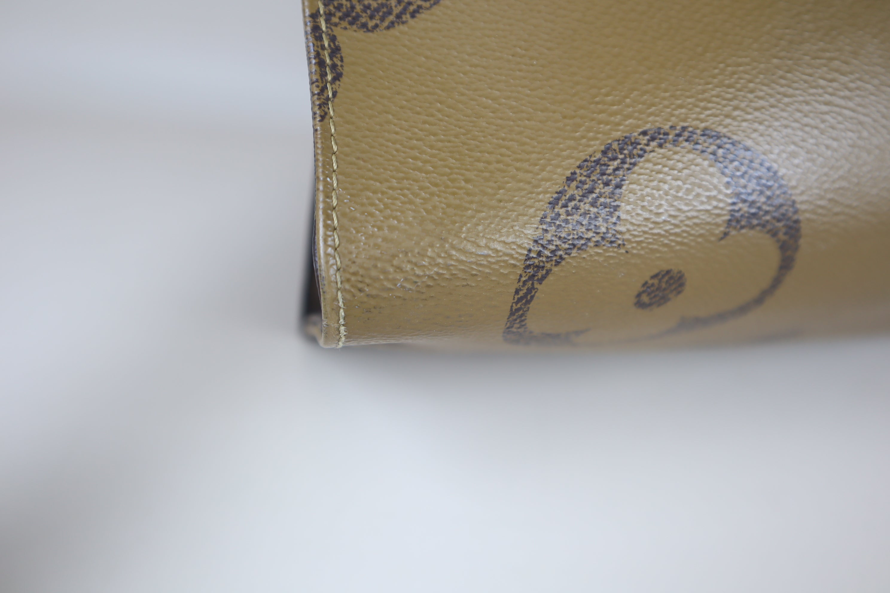 Louis Vuitton monogram Onthego GM Bag with Black Handle