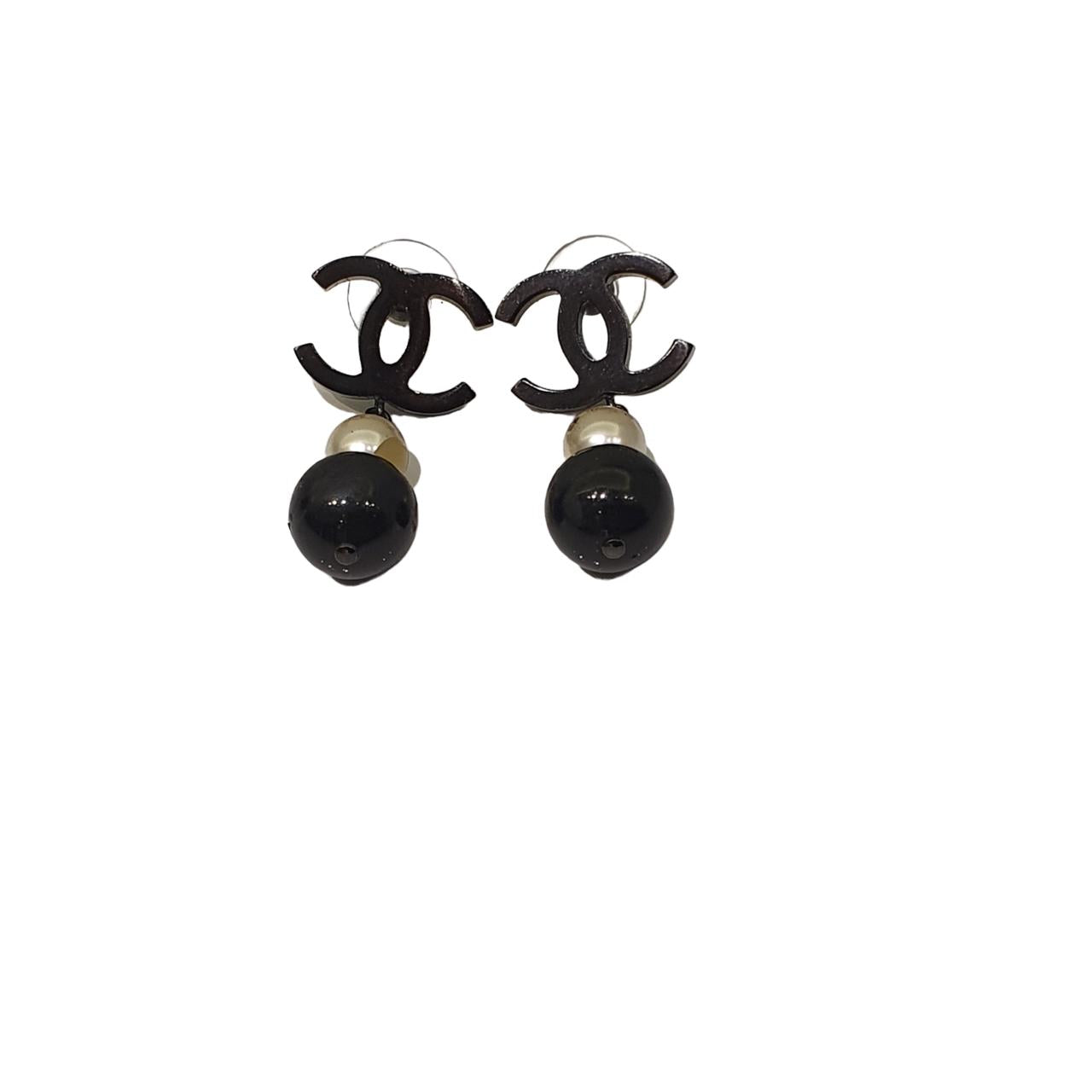 Chanel Bicolor Pearls Earring-Earrings-Chanel-The Closet Egypt