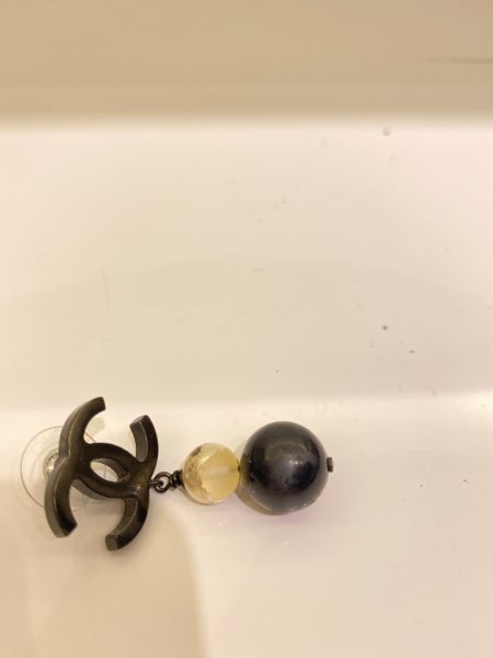 Chanel Bicolor Pearls Earring-Earrings-Chanel-The Closet Egypt