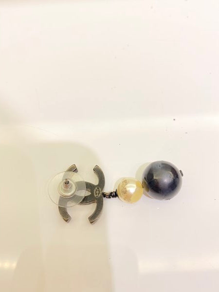 Chanel Bicolor Pearls Earring-Earrings-Chanel-The Closet Egypt