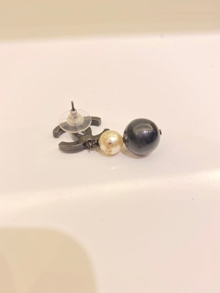 Chanel Bicolor Pearls Earring-Earrings-Chanel-The Closet Egypt