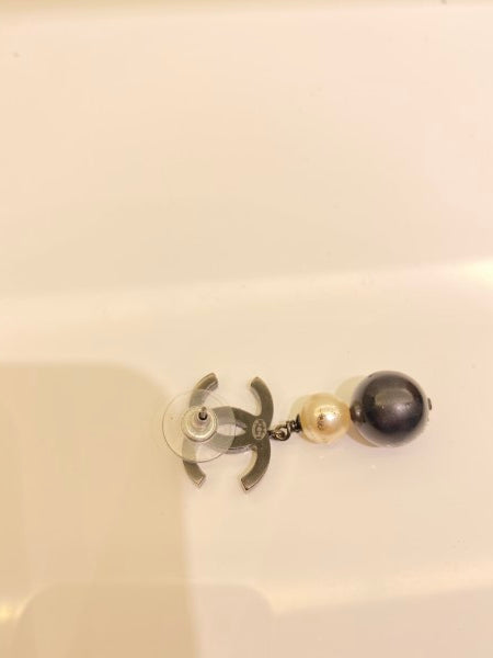 Chanel Bicolor Pearls Earring-Earrings-Chanel-The Closet Egypt
