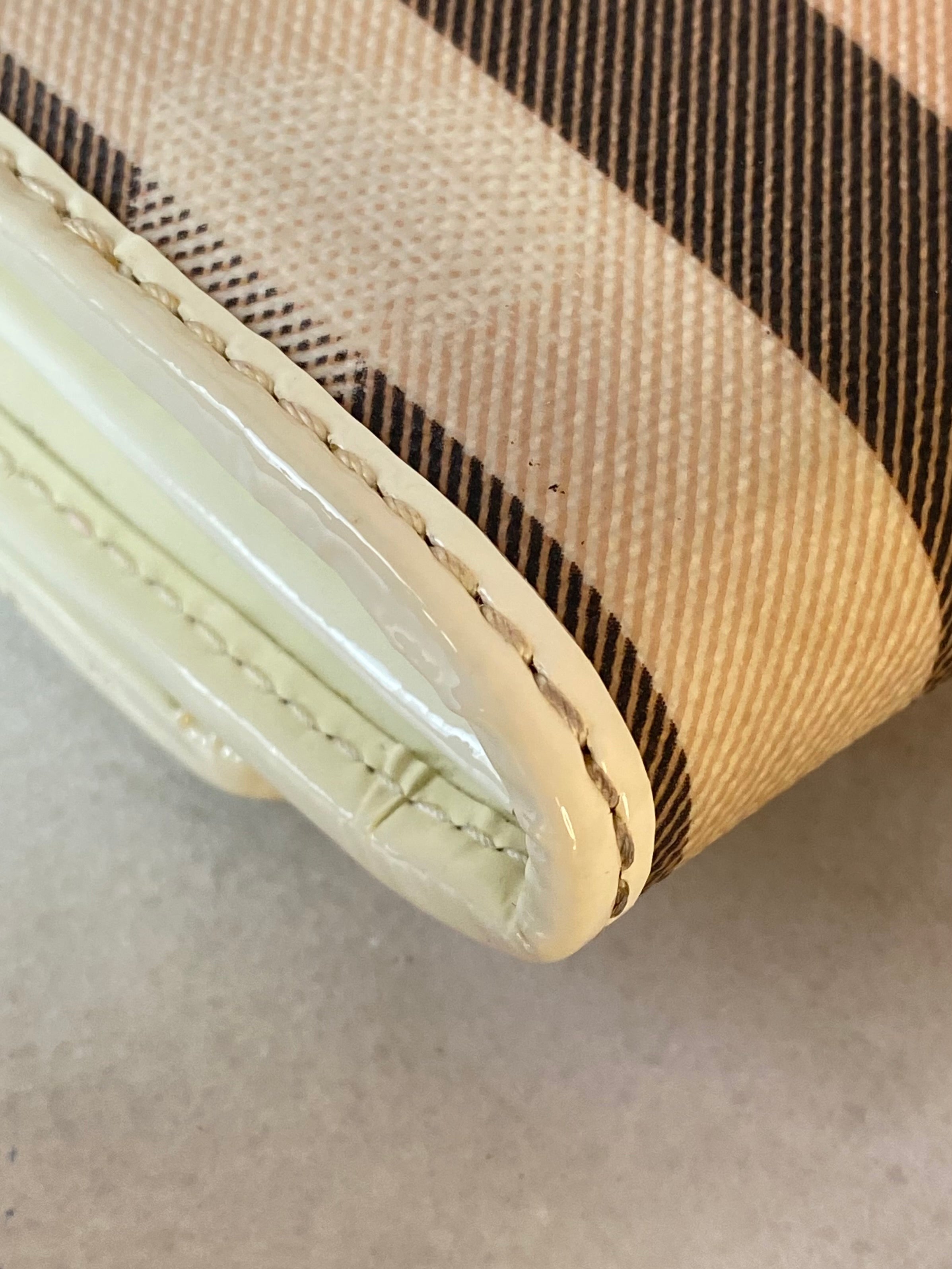 Burberry Off White House Check Hearts Flap Long Wallet-wallet-Burberry-The Closet Egypt
