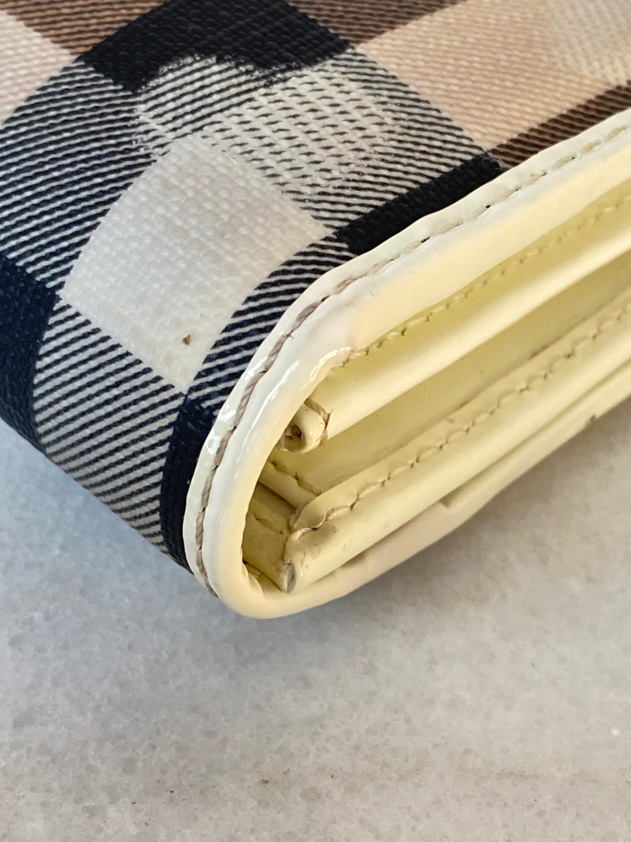 Burberry Off White House Check Hearts Flap Long Wallet-wallet-Burberry-The Closet Egypt