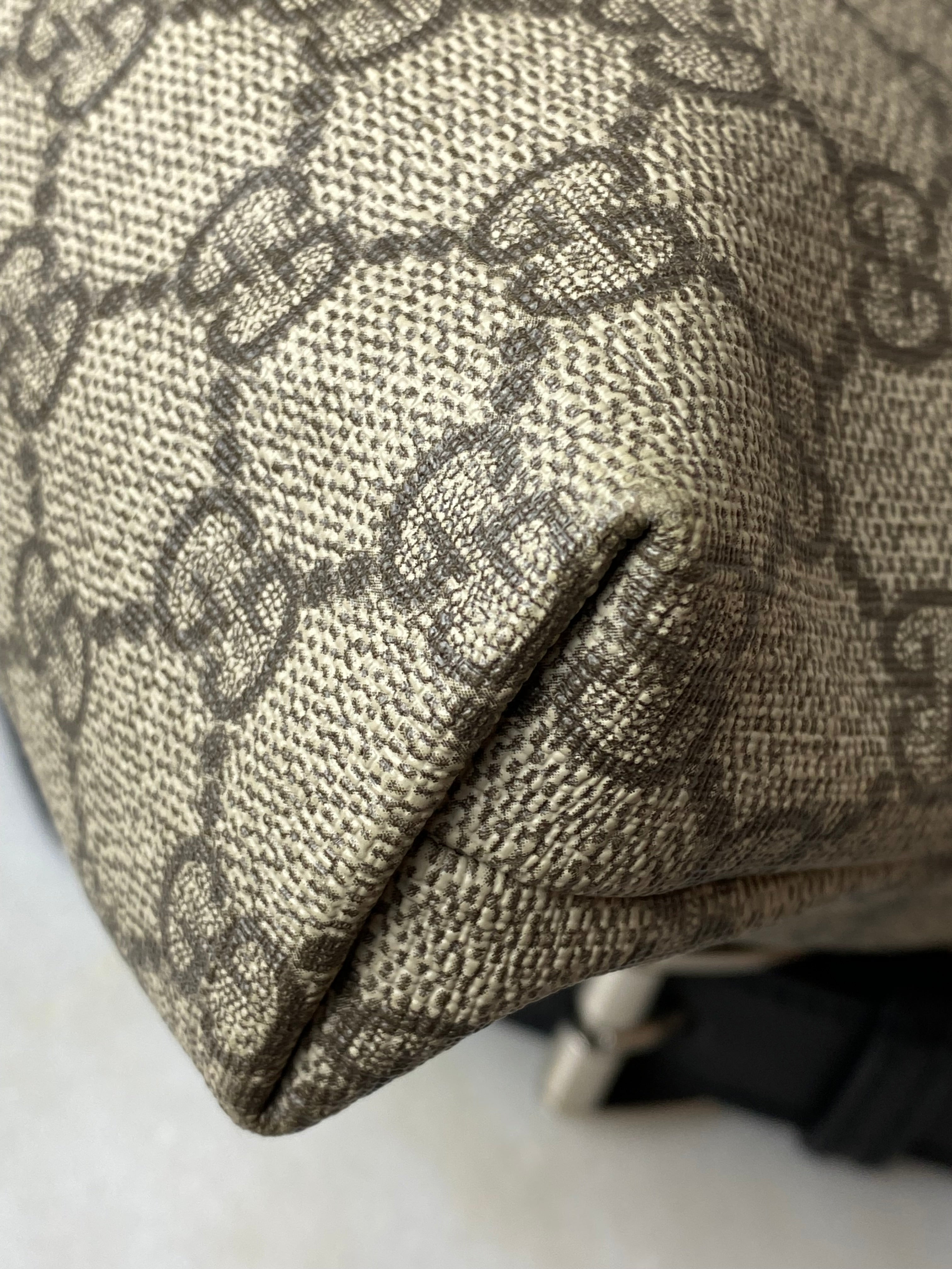 Gucci Ebony GG Supreme Monogram Messenger Bag