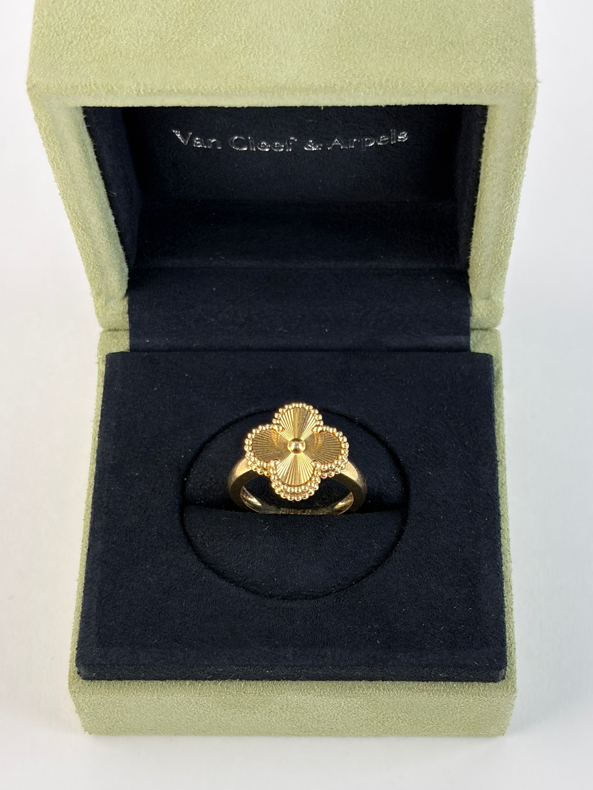 Van Cleef & Arpels Gold Vintage Alhambra ring