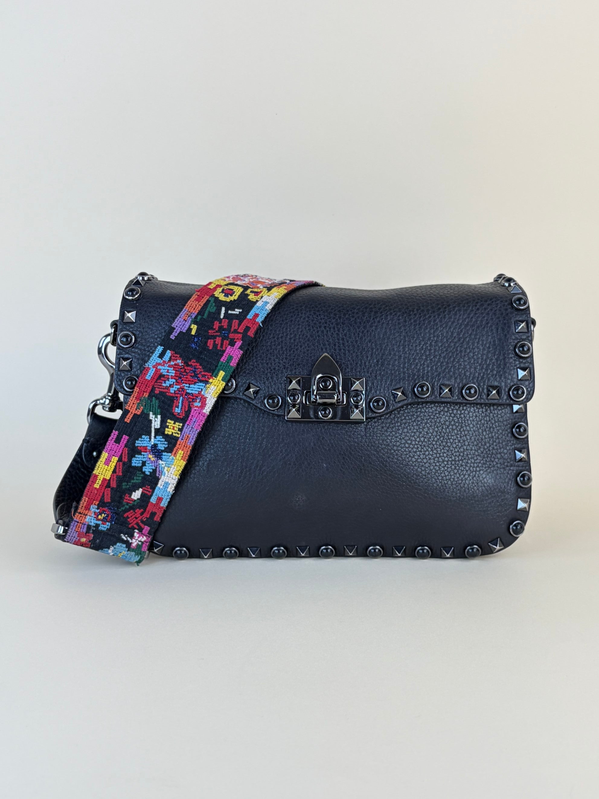 Valentino gravani black grained calfskin anyx meduim guitar strap rockstud rolling flap saddle bag