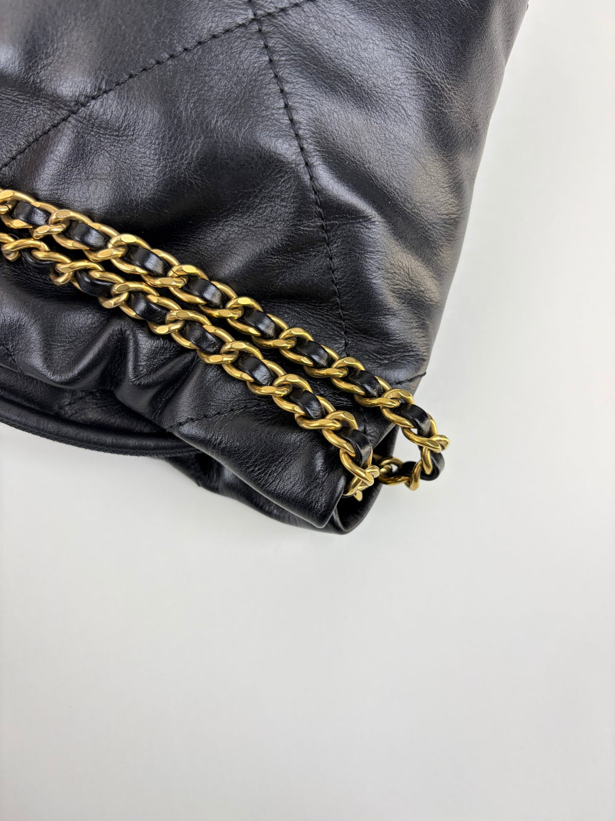 Chanel 22 mini black quilted