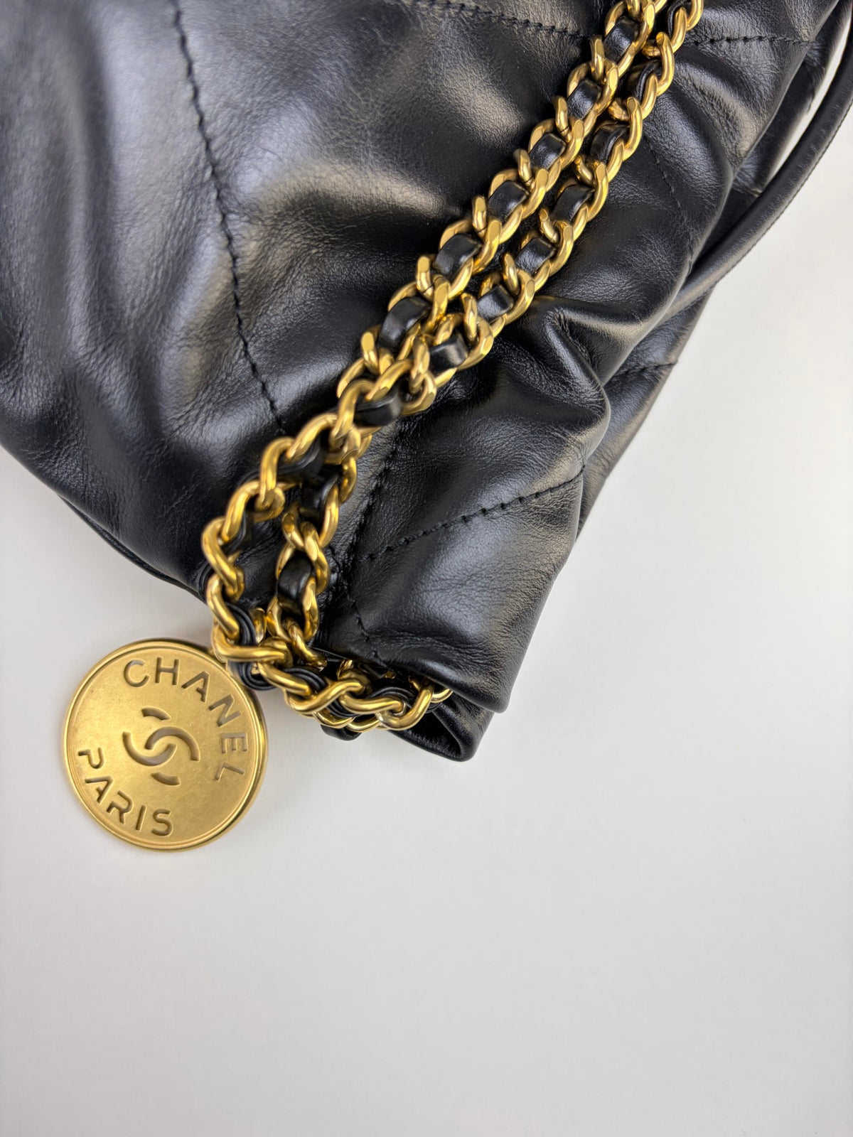 Chanel 22 mini black quilted