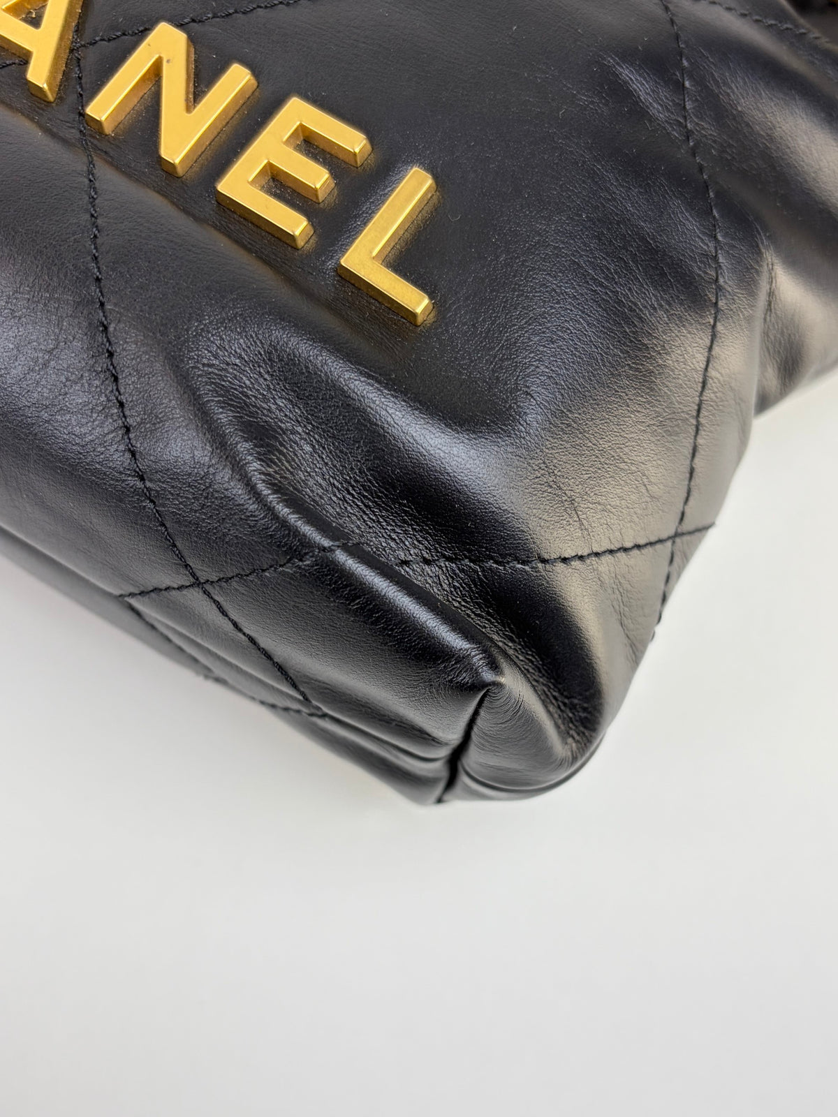 Chanel 22 mini black quilted