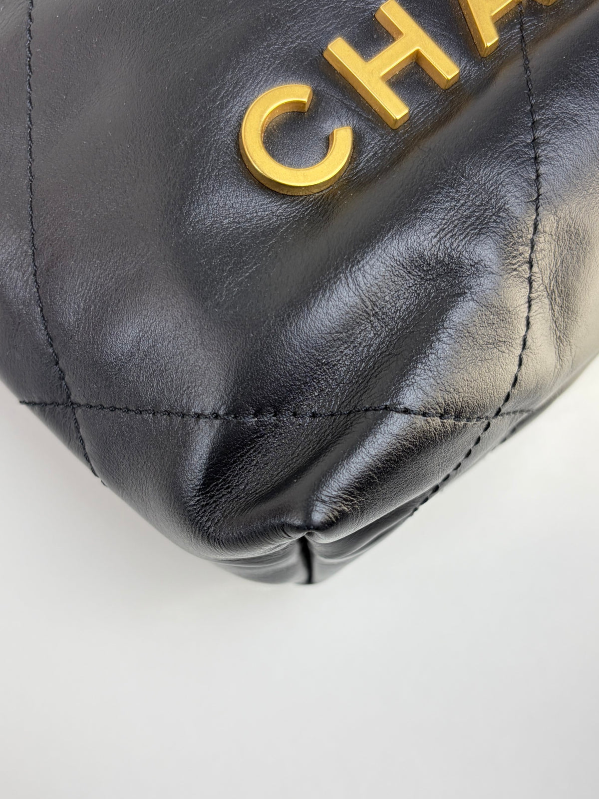 Chanel 22 mini black quilted