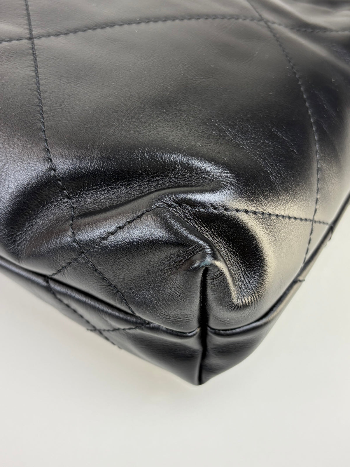 Chanel 22 mini black quilted