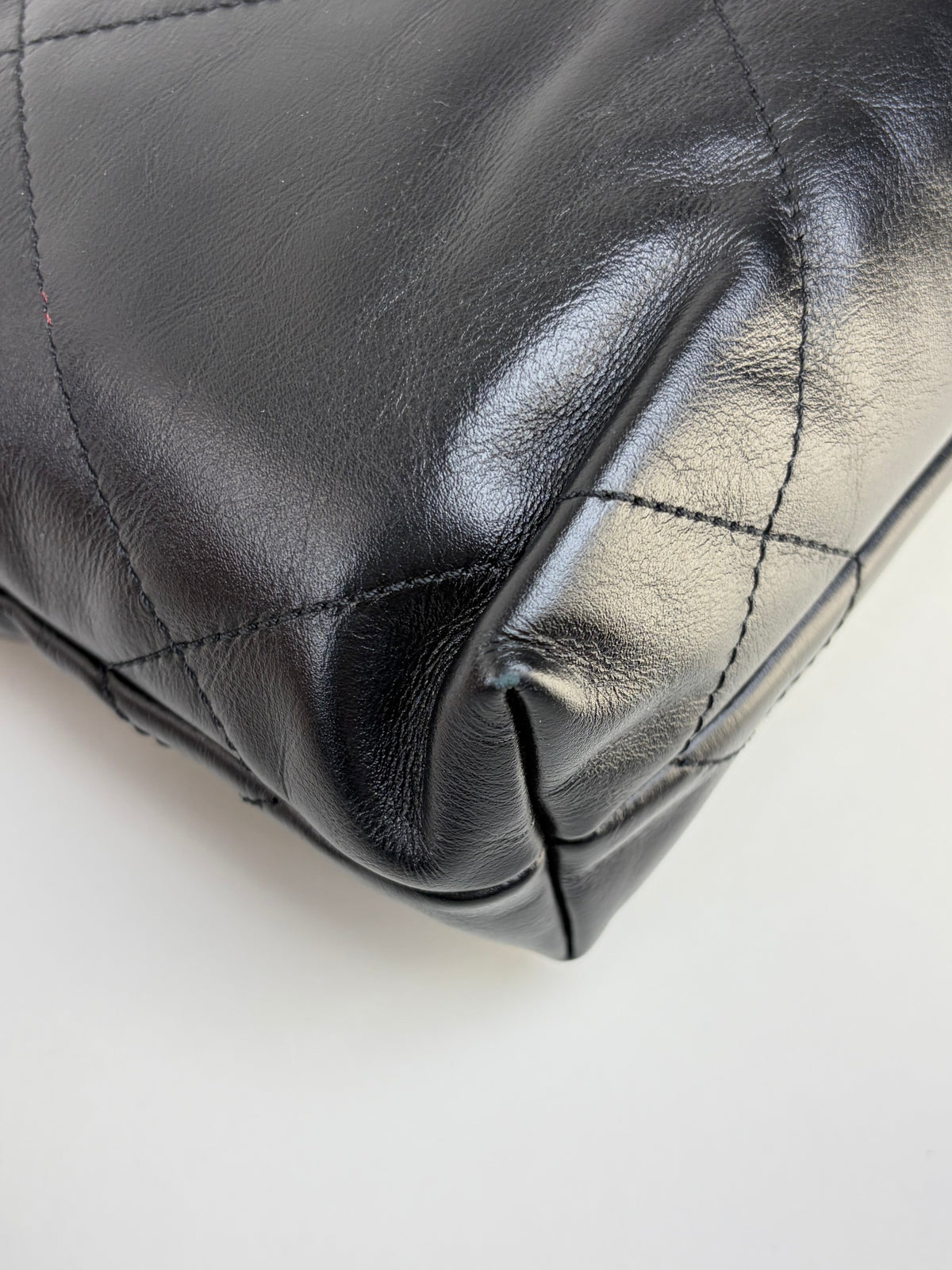 Chanel 22 mini black quilted