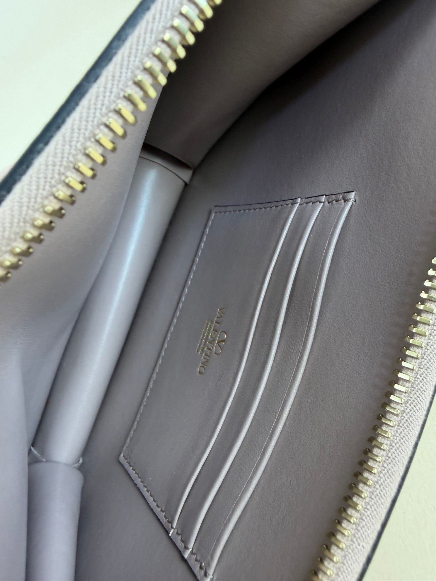 Valentino nude leather vlog walk wristlet zip clutch