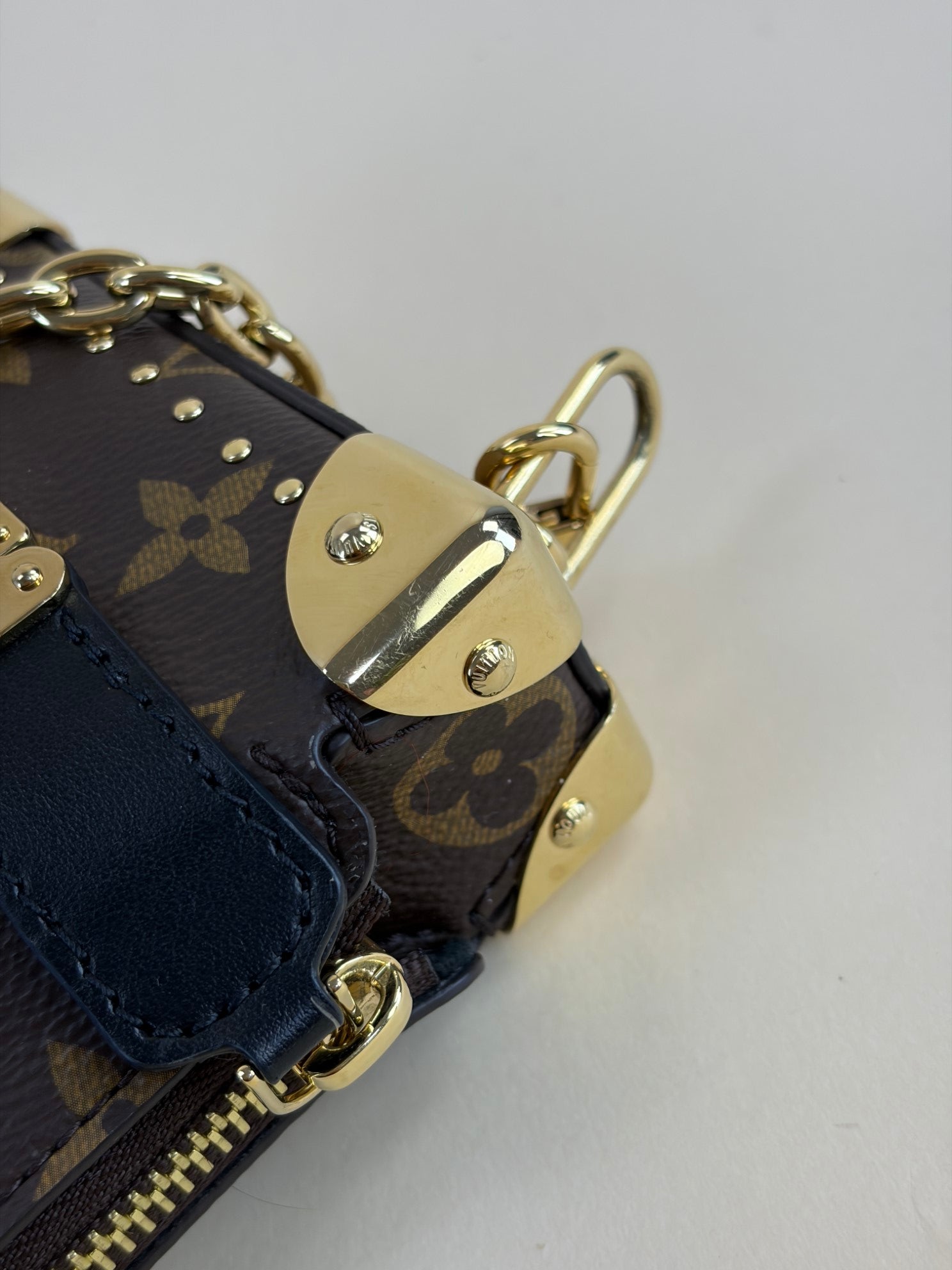 LOUIS VUITTON slim trunk reverie monogram with s lock and studs' chain handbag